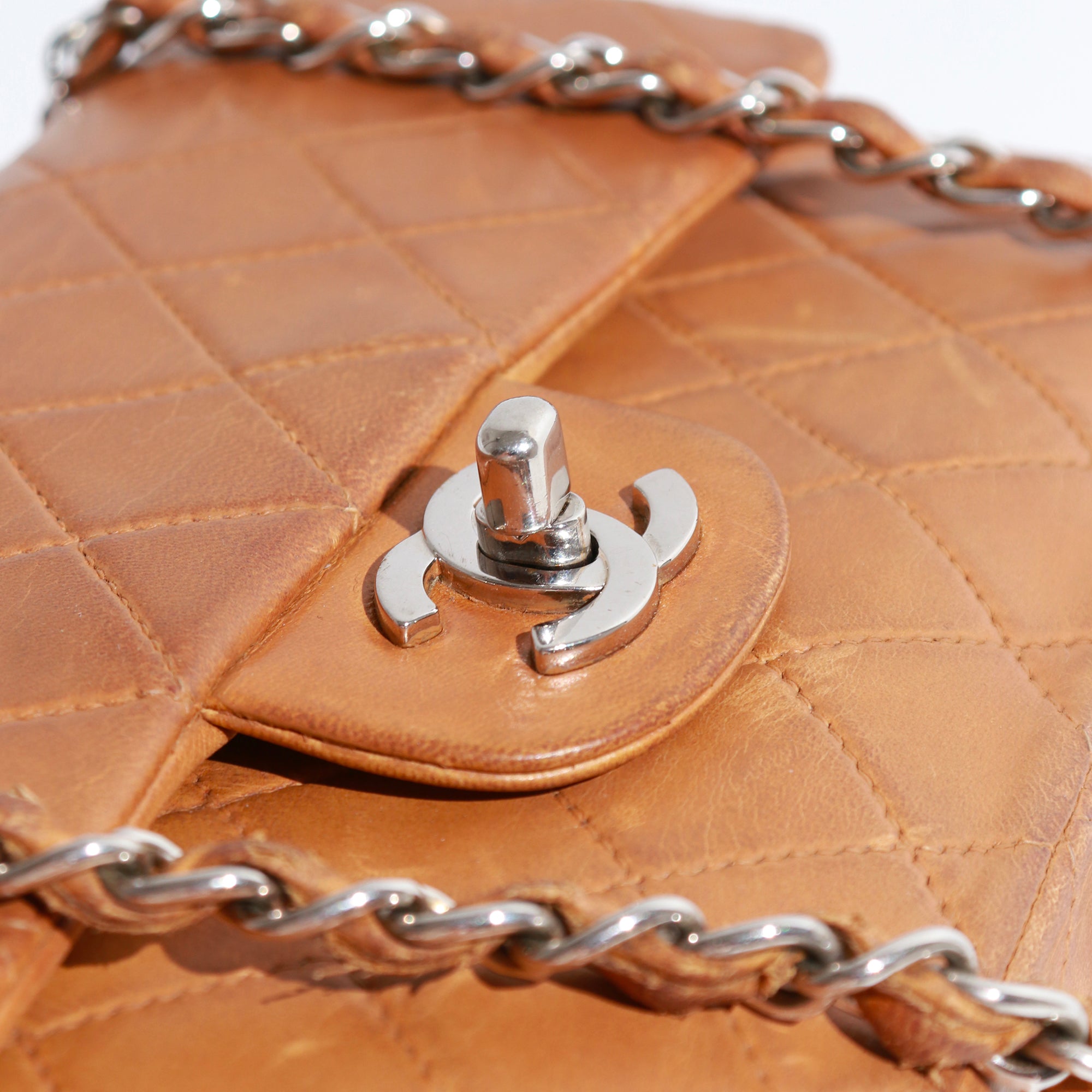 CHANEL - Sac à main Timeless 23 double flap en cuir matelassé marron