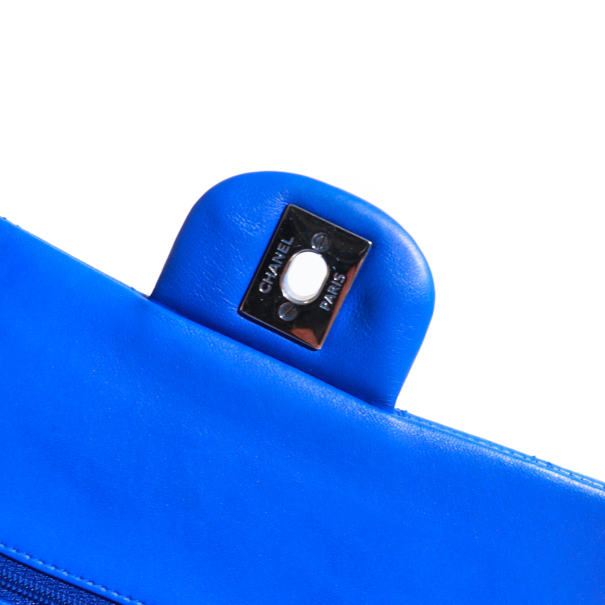 CHANEL - Sac à main Timeless 25 double flap en cuir matelassé bleu électrique