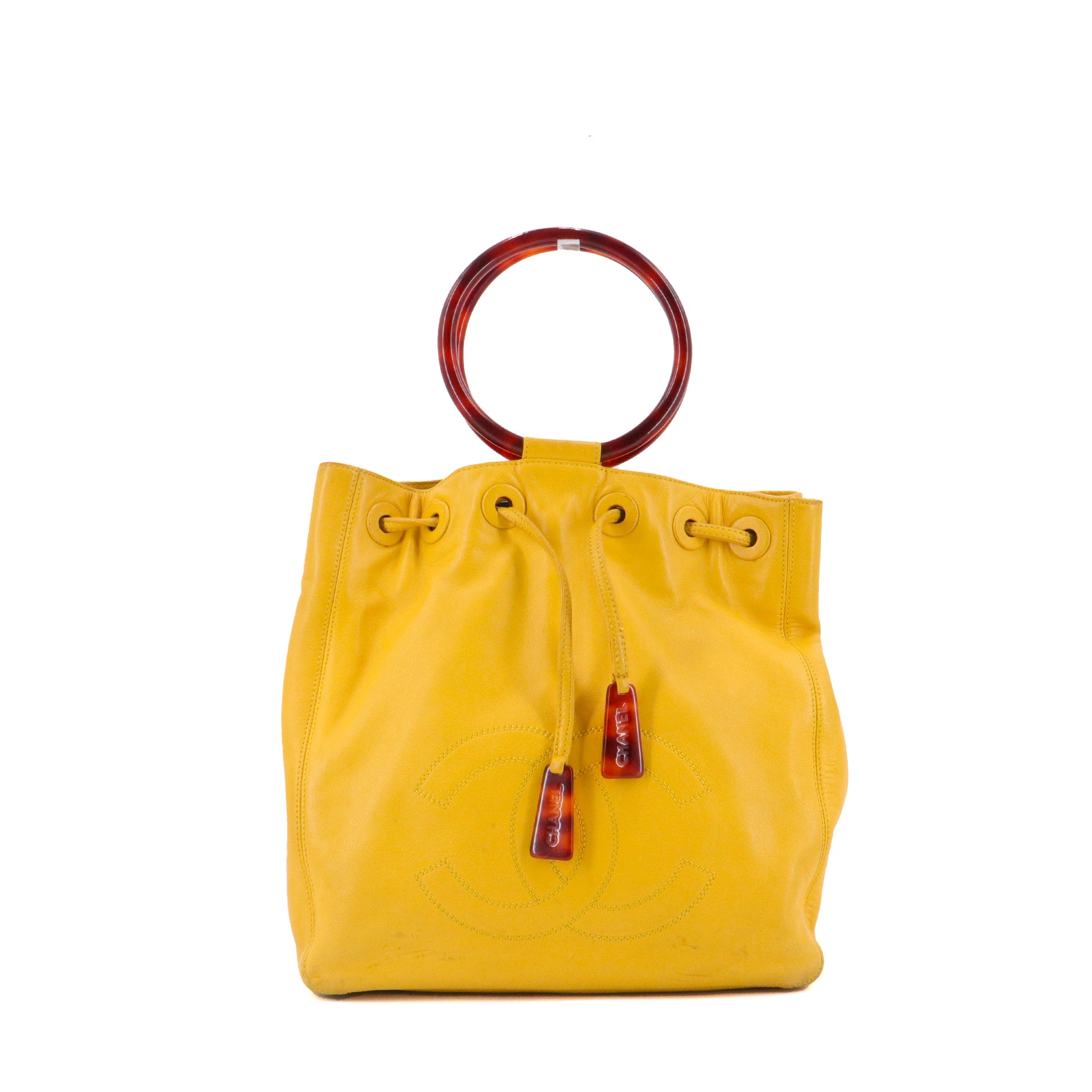 CHANEL - Sac à main Drawstring Ring Handle Chanel en cuir jaune vintage