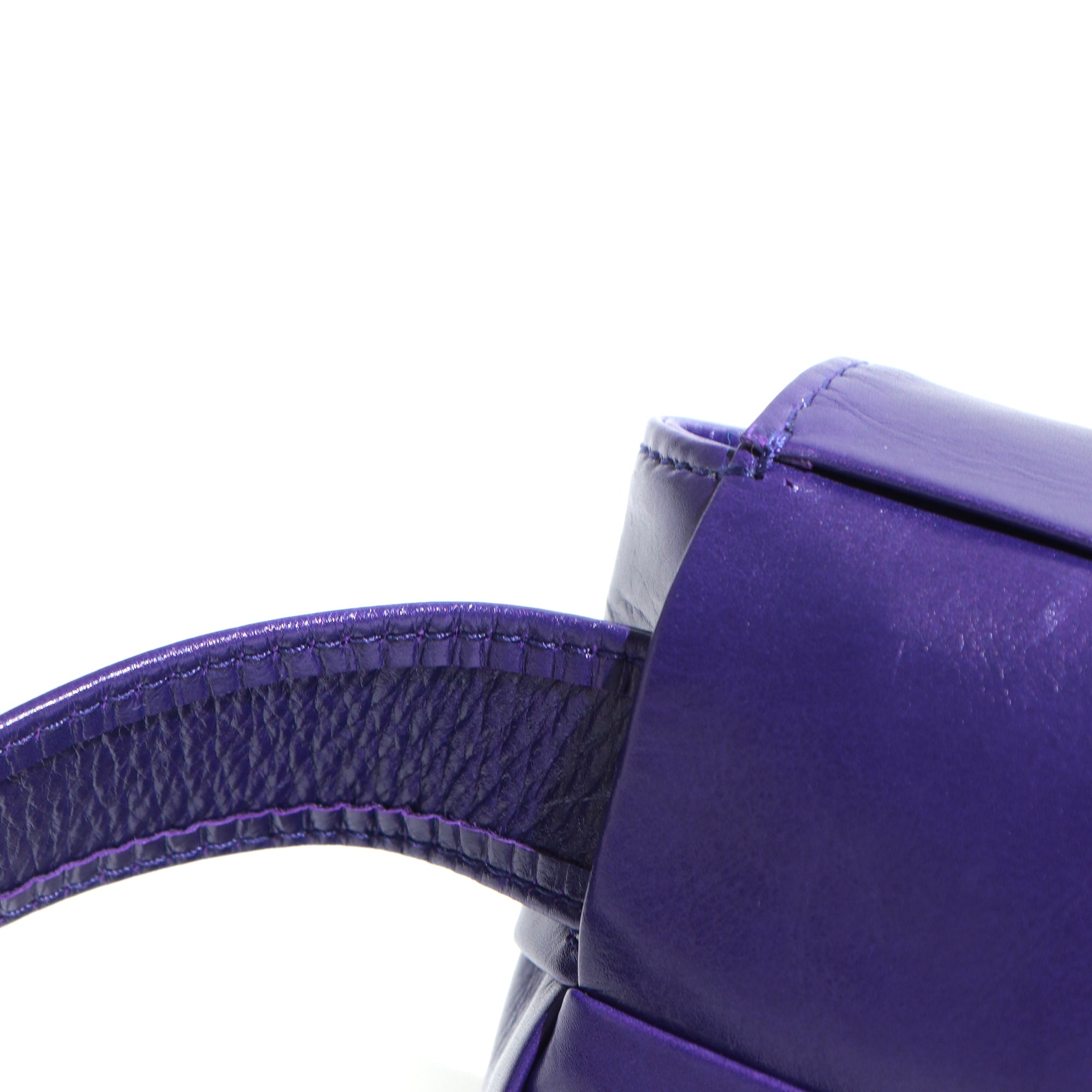 BOTTEGA VENETA - Sac ceinture Cassette mini en cuir lisse violet