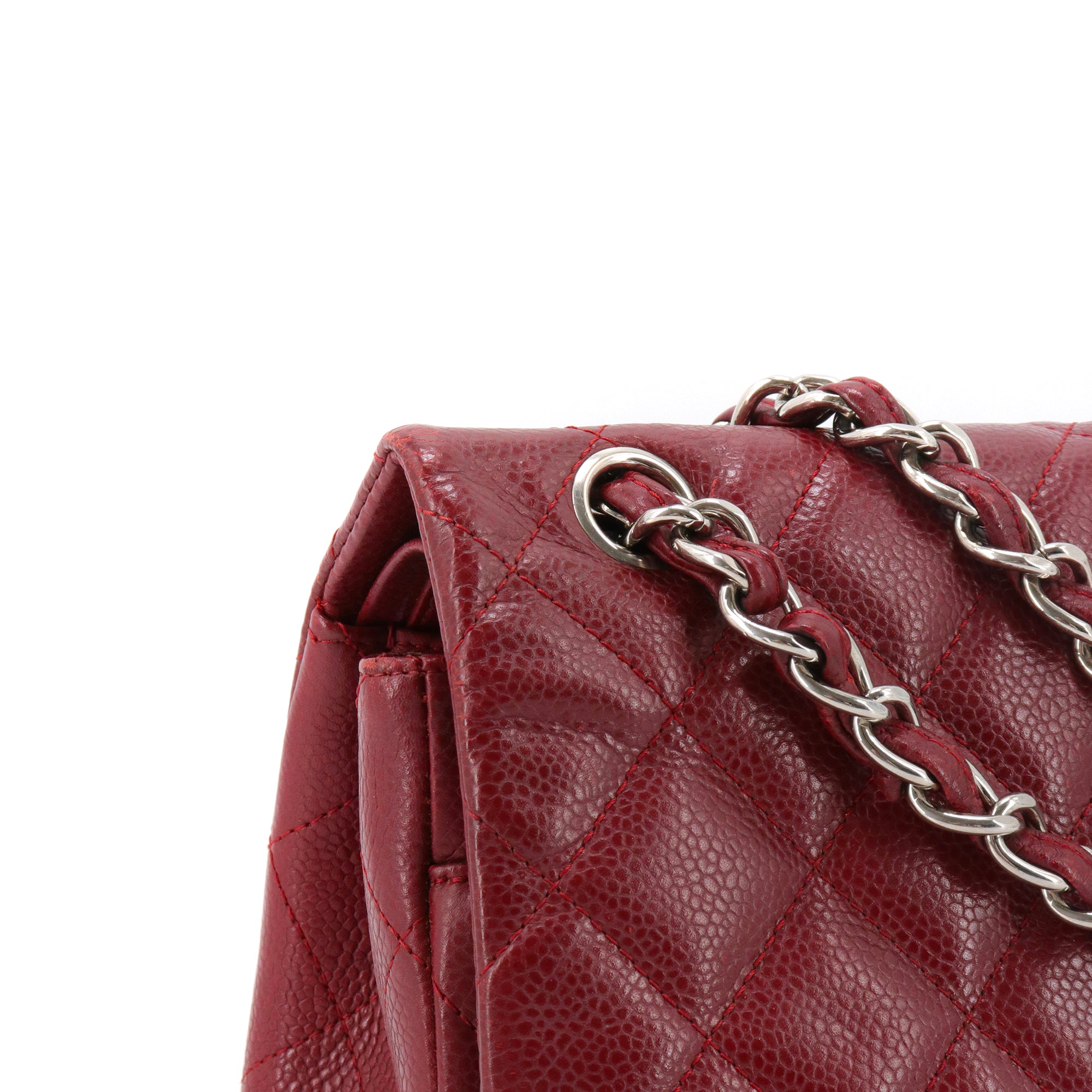 CHANEL - Sac à bandoulière Classique/Timeless Jumbo Chanel en cuir caviar bordeaux