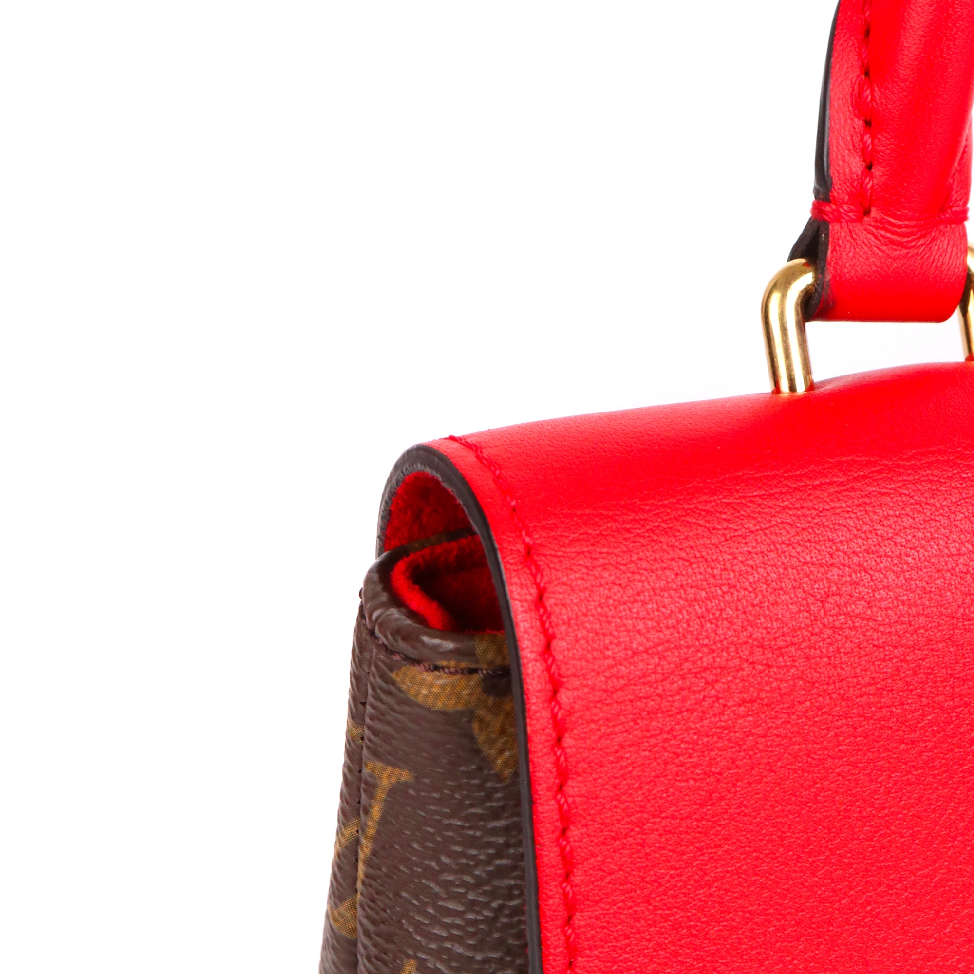 LOUIS VUITTON - Sac à bandoulière Locky BB Louis Vuitton en toile monogrammée et cuir rouge