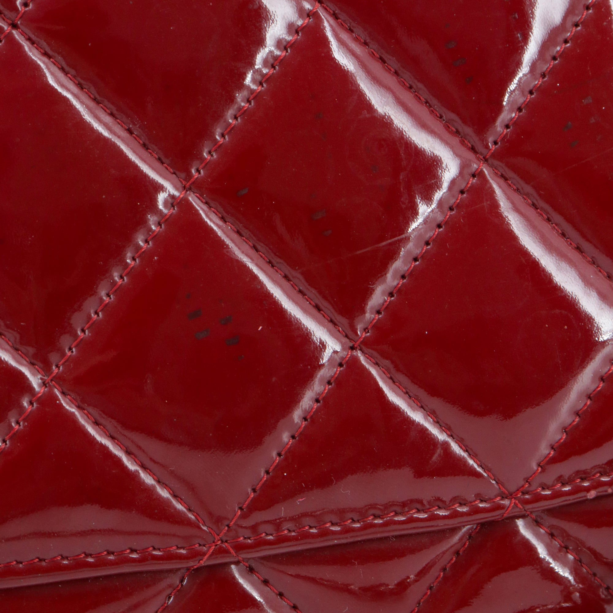 CHANEL - Sac à bandoulière Classique/Timeless Jumbo Chanel en cuir verni bordeaux