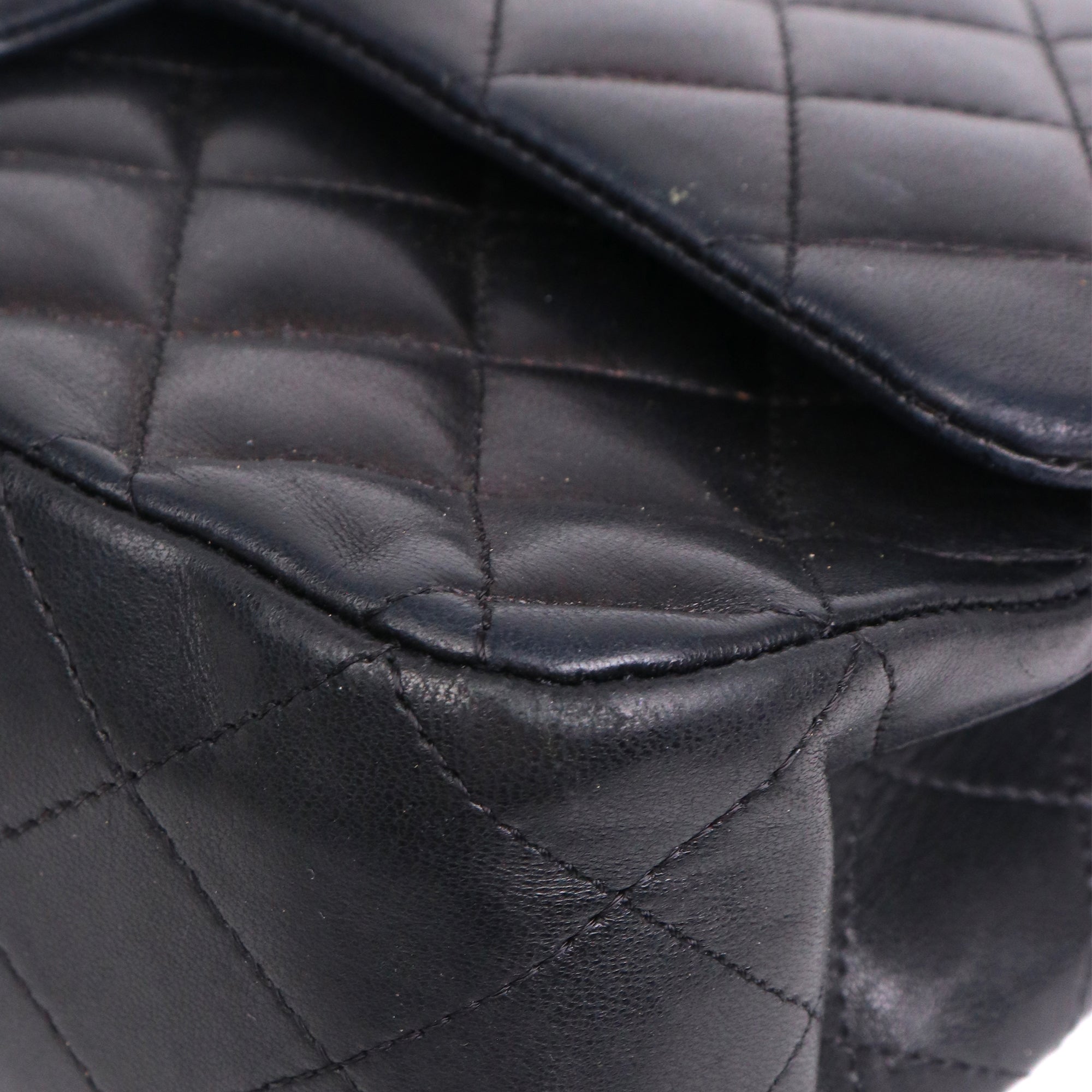 CHANEL - Sac à bandoulière Timeless/Classique Chanel en cuir d'agneau noir