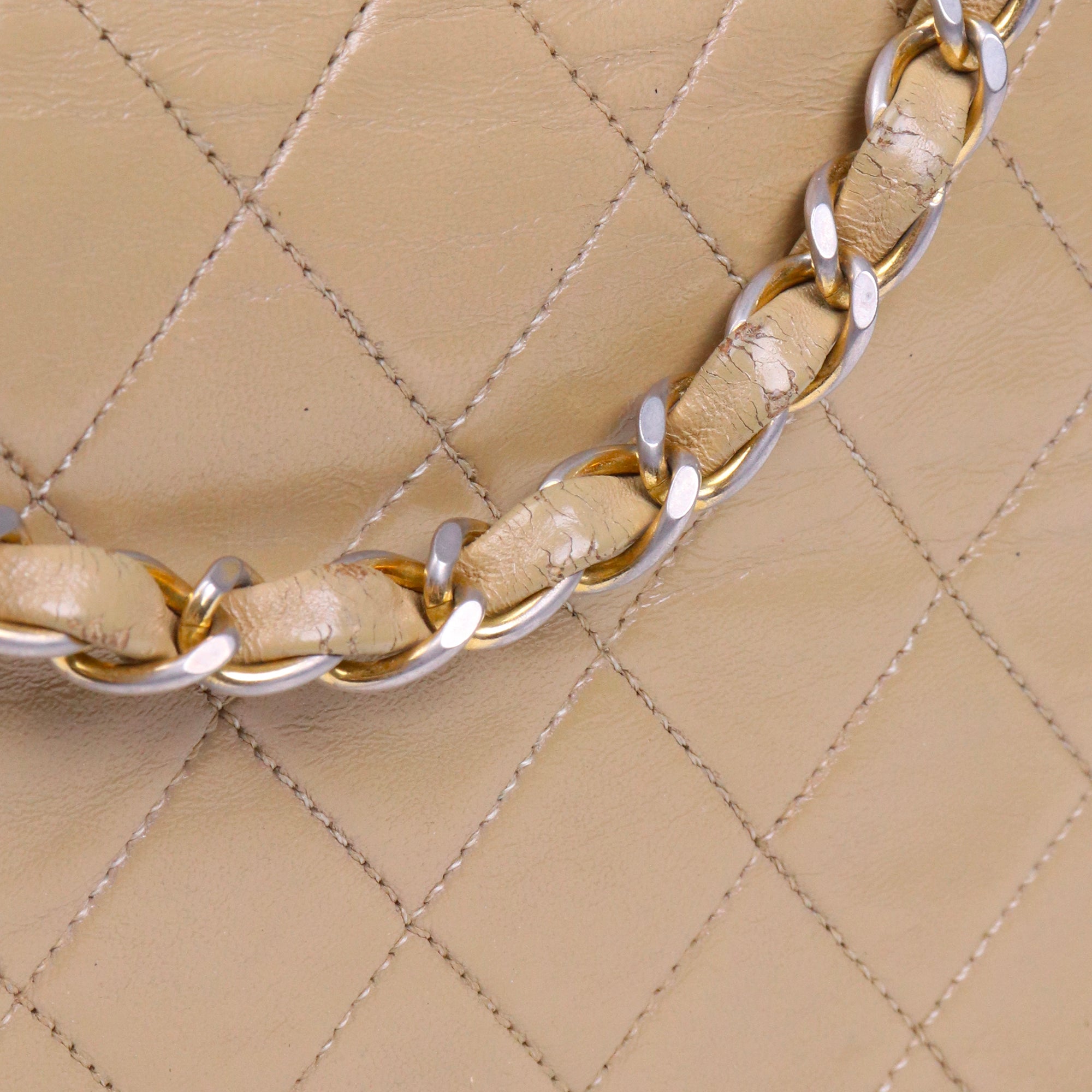 CHANEL - Sac à main Classique/Timeless Full Flap Chanel en cuir lisse beige vintage