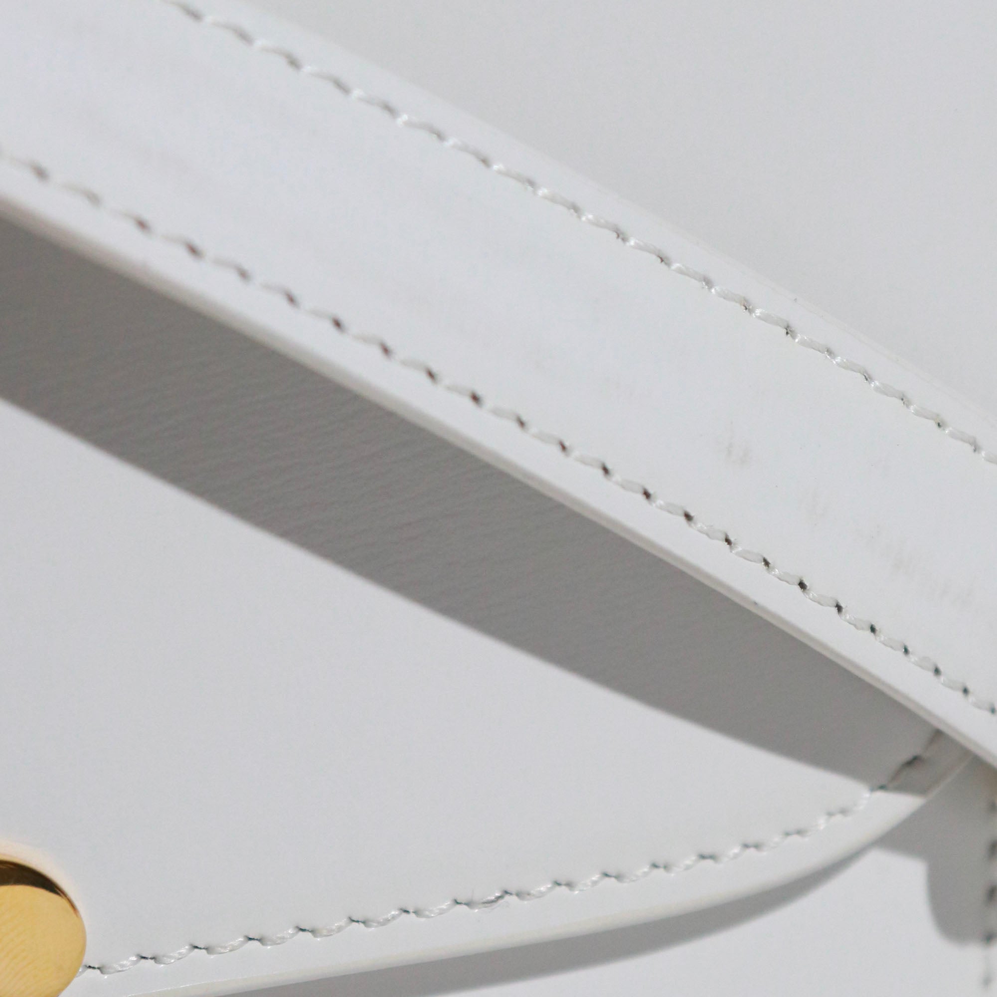 CELINE - Sac à bandoulière Triomphe teen en cuir box blanc artique