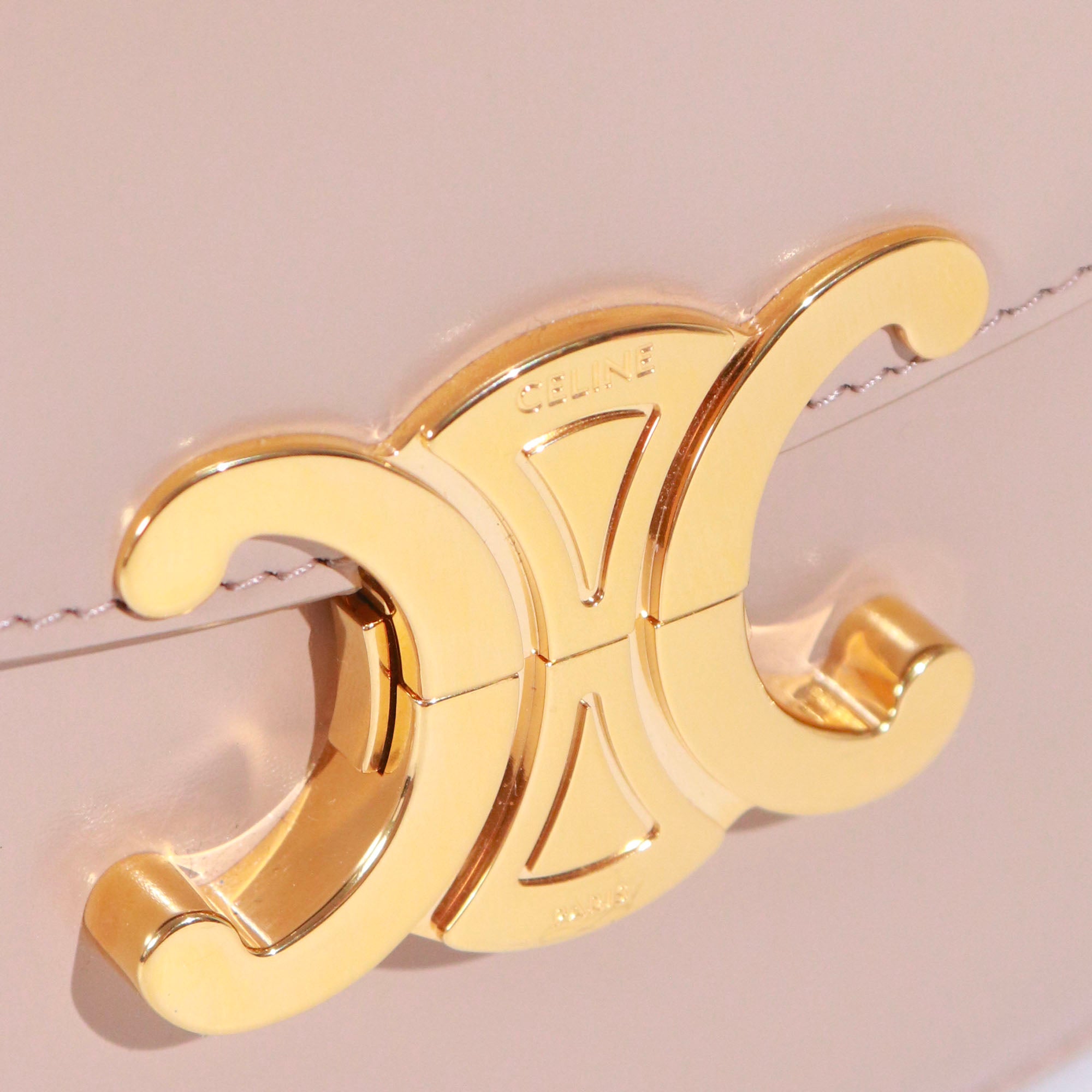 CELINE - Sac à bandoulière Triomphe Clea medium en cuir box marron