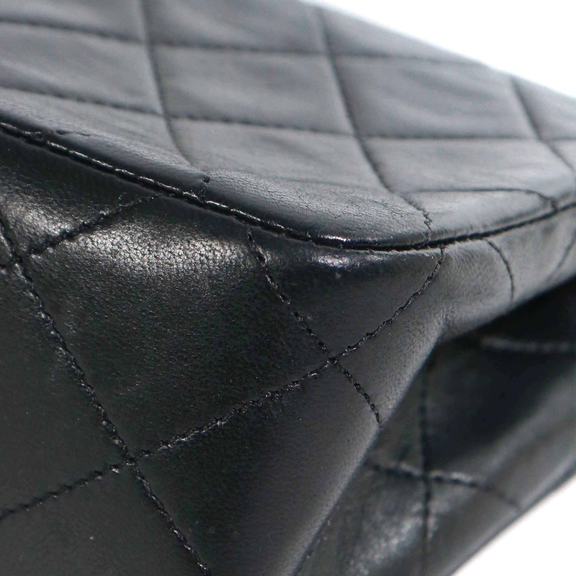 CHANEL - Sac à bandoulière Mademoiselle vintage Chanel en cuir matelassé noir