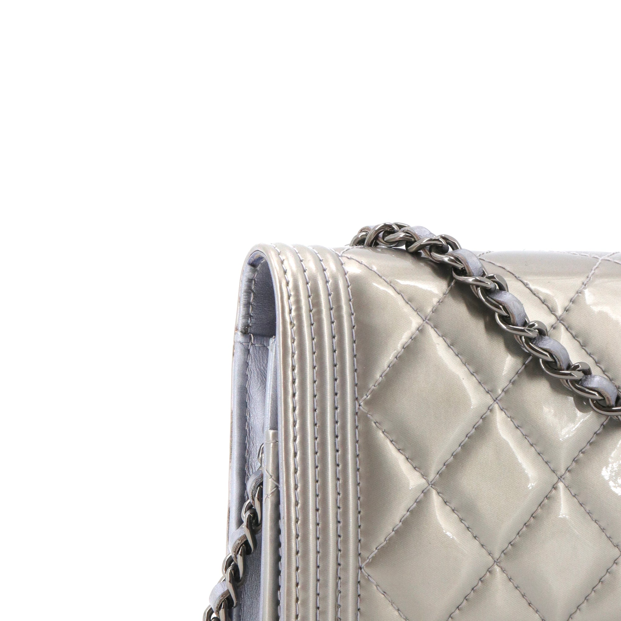 CHANEL - Sac à bandoulière Wallet On Chain Boy Chanel en cuir verni argenté