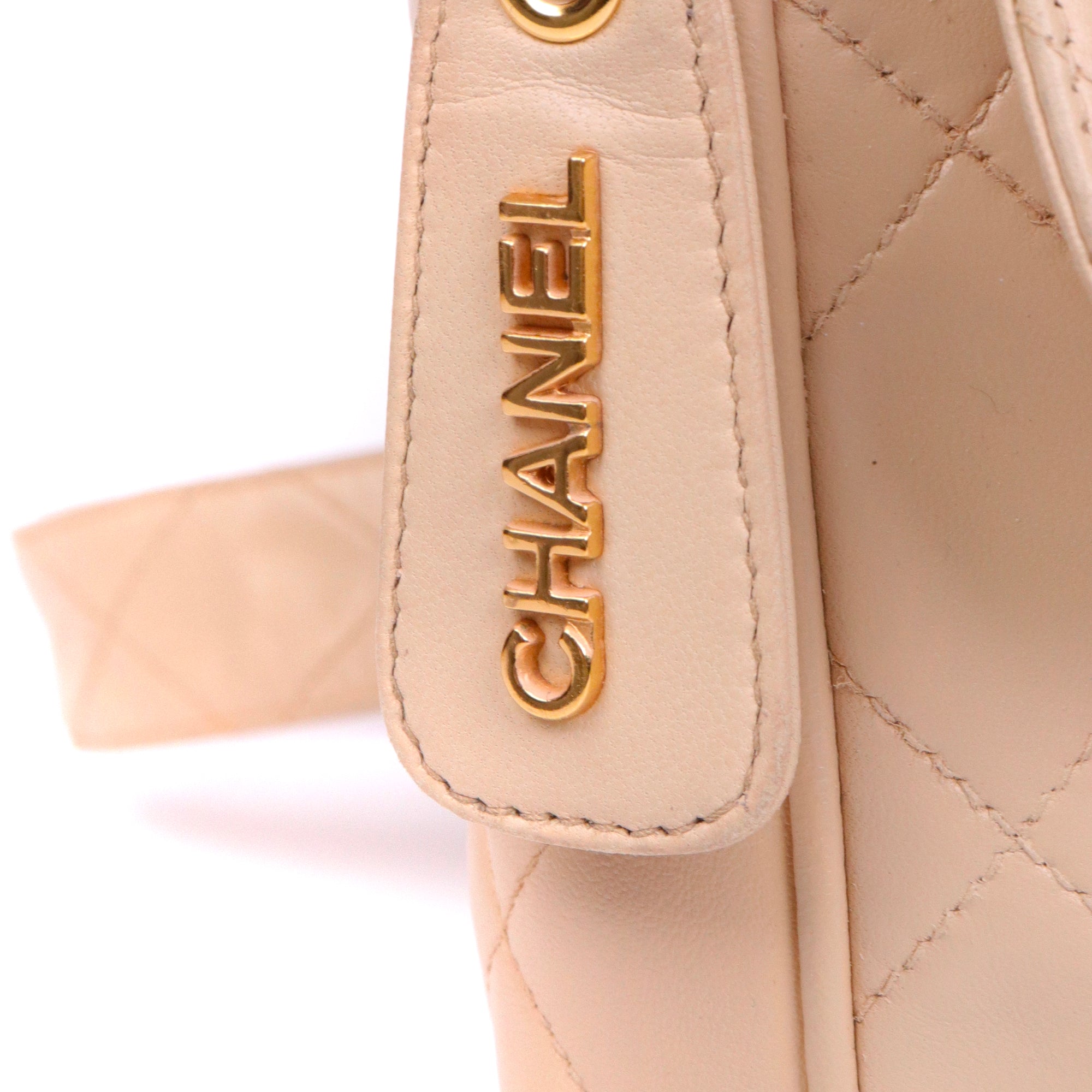 CHANEL - Sac à bandoulière Caméra Chanel en cuir lisse beige vintage