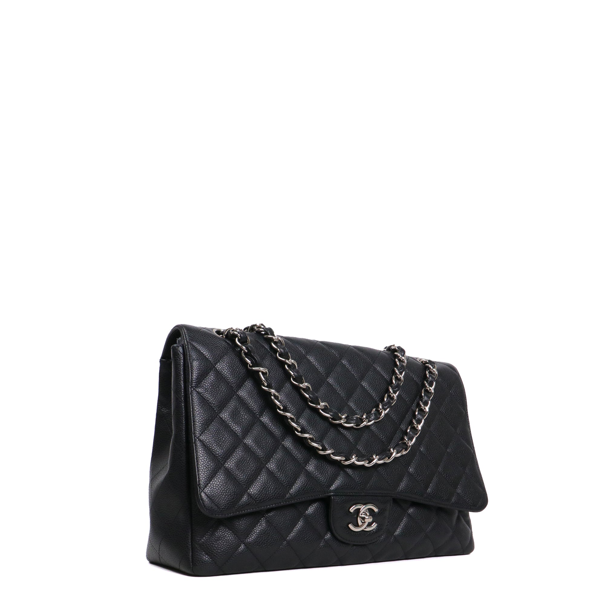 CHANEL - Sac à bandoulière Classique/Timeless Maxi Jumbo simple flap en cuir caviar noir