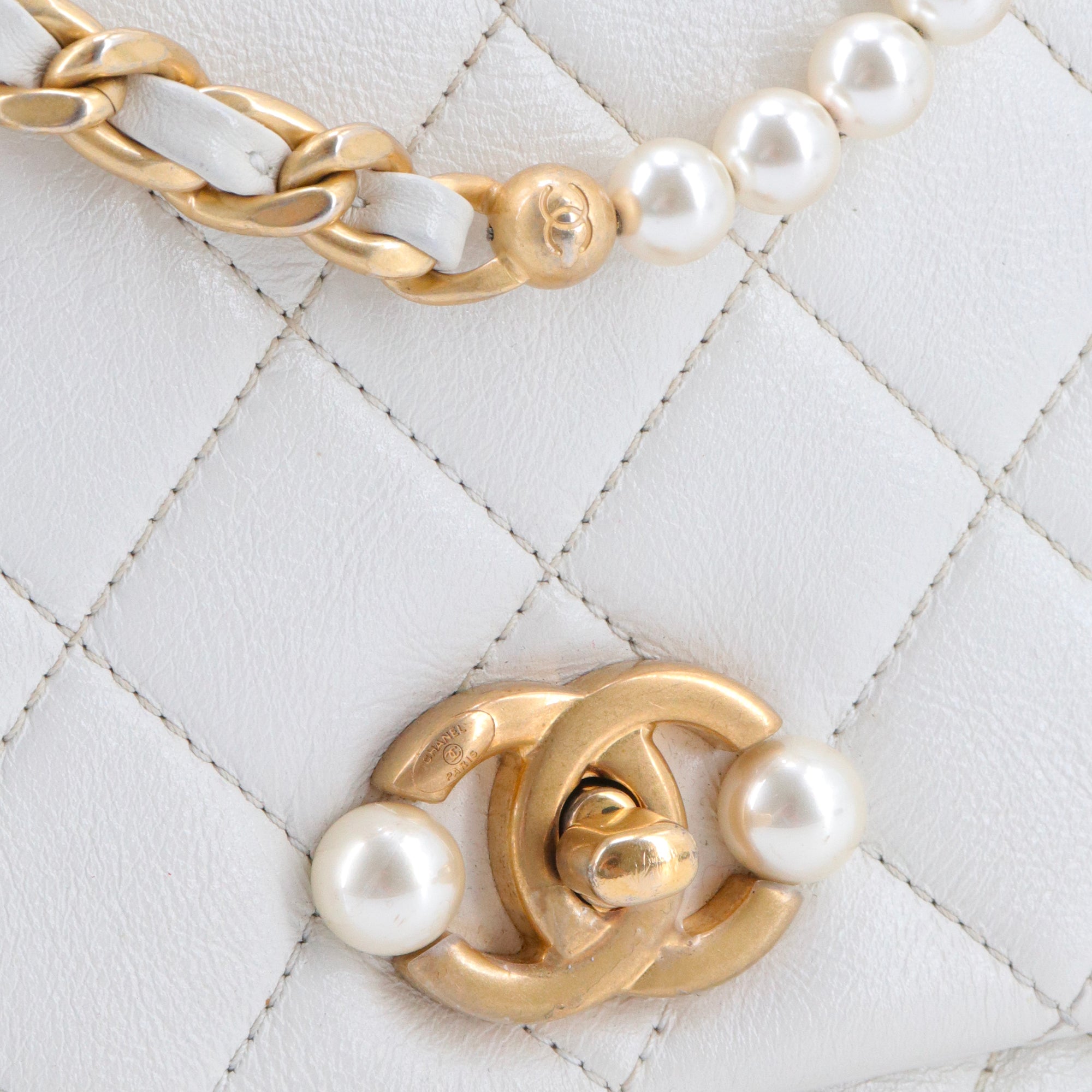 CHANEL - Sac à bandoulière Pearl Side Flap Chanel en cuir glacé blanc édition limitée