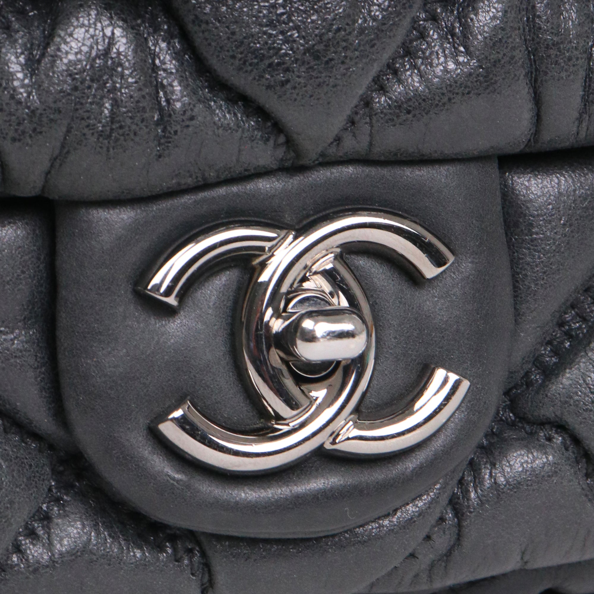 CHANEL - Sac à main Timeless/Classique Chanel simple flap Chanel en cuir froissé bulle gris