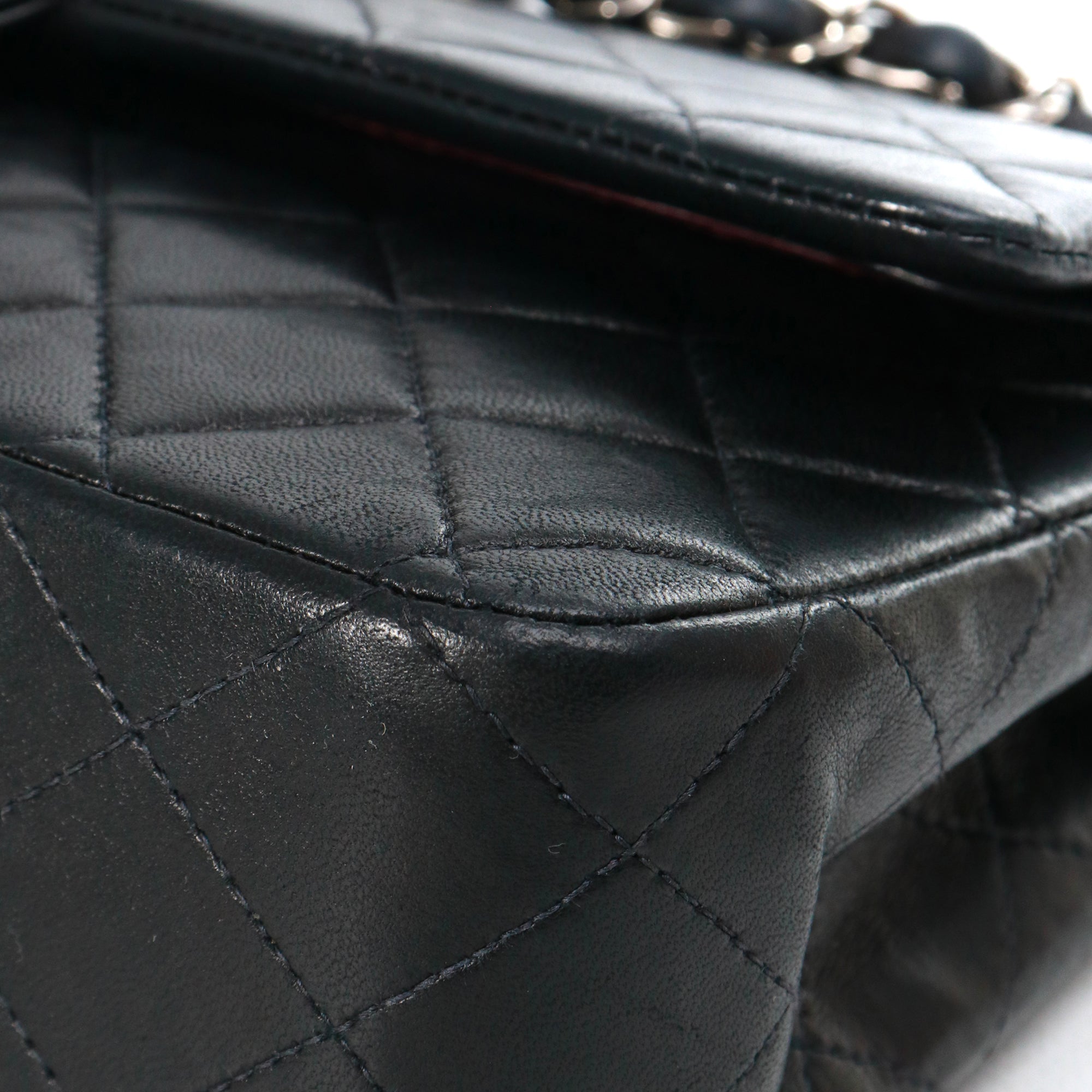 CHANEL - Sac à main Timeless 25 double flap Chanel en cuir matelassé noir