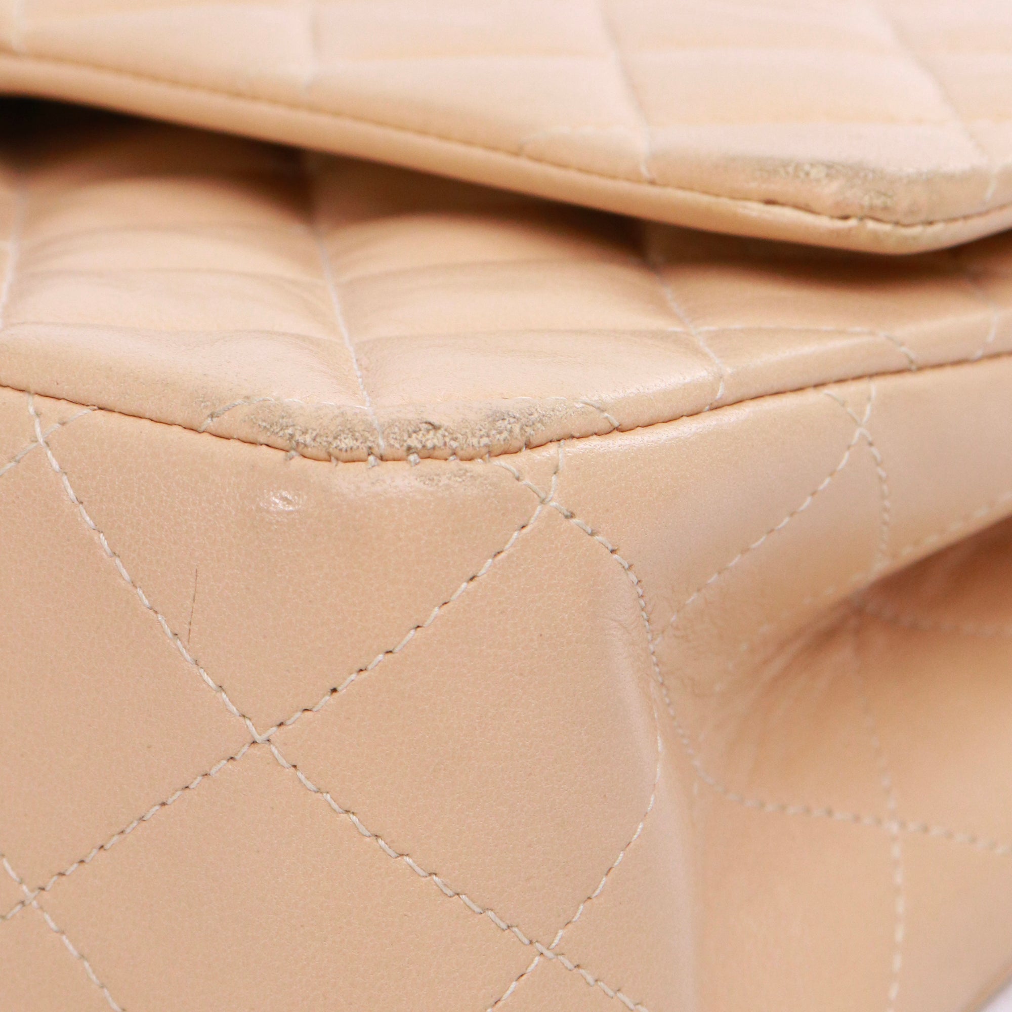 CHANEL - Sac à main Timeless 25 double flap Chanel en cuir matelassé beige vintage