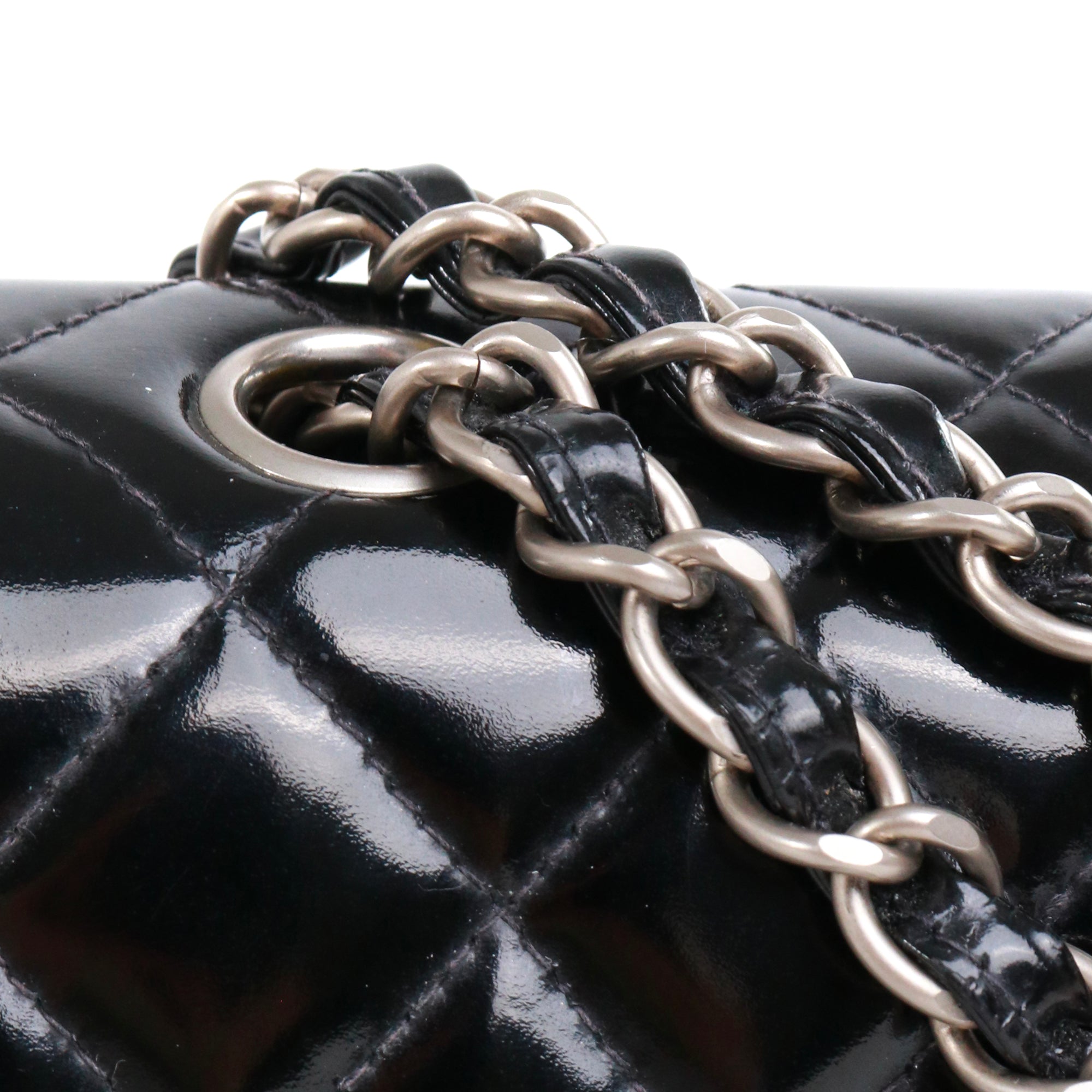 CHANEL - Sac à main Timeless 25 double flap Chanel en cuir matelassé noir verni