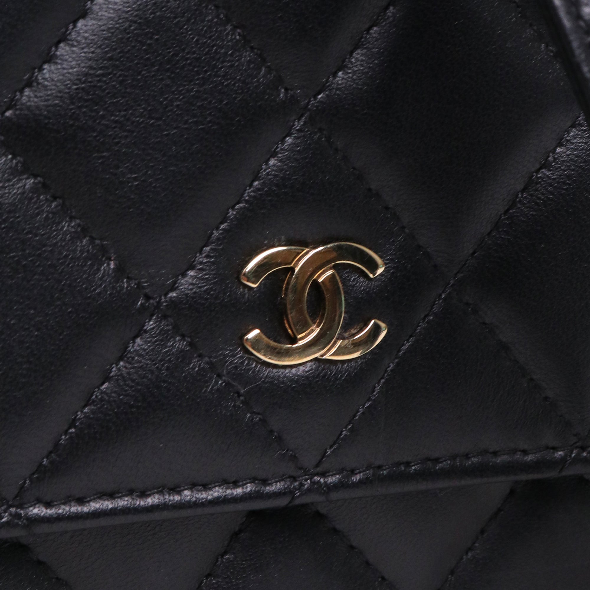 CHANEL - Sac Wallet On Chain Classique/Timeless Square Chanel en cuir lisse noir