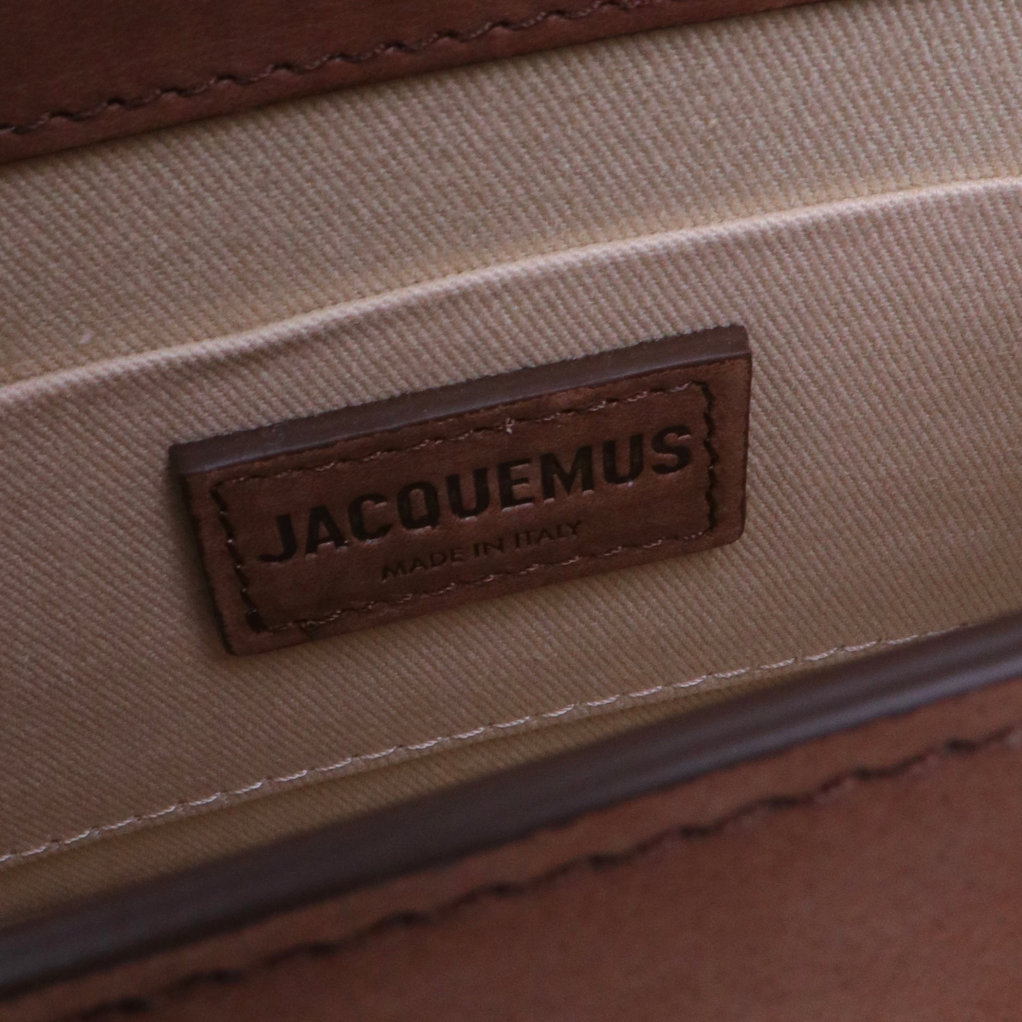 JACQUEMUS - Sac à bandoulière Chiquito Moyen Jacquemus en cuir gommé marron
