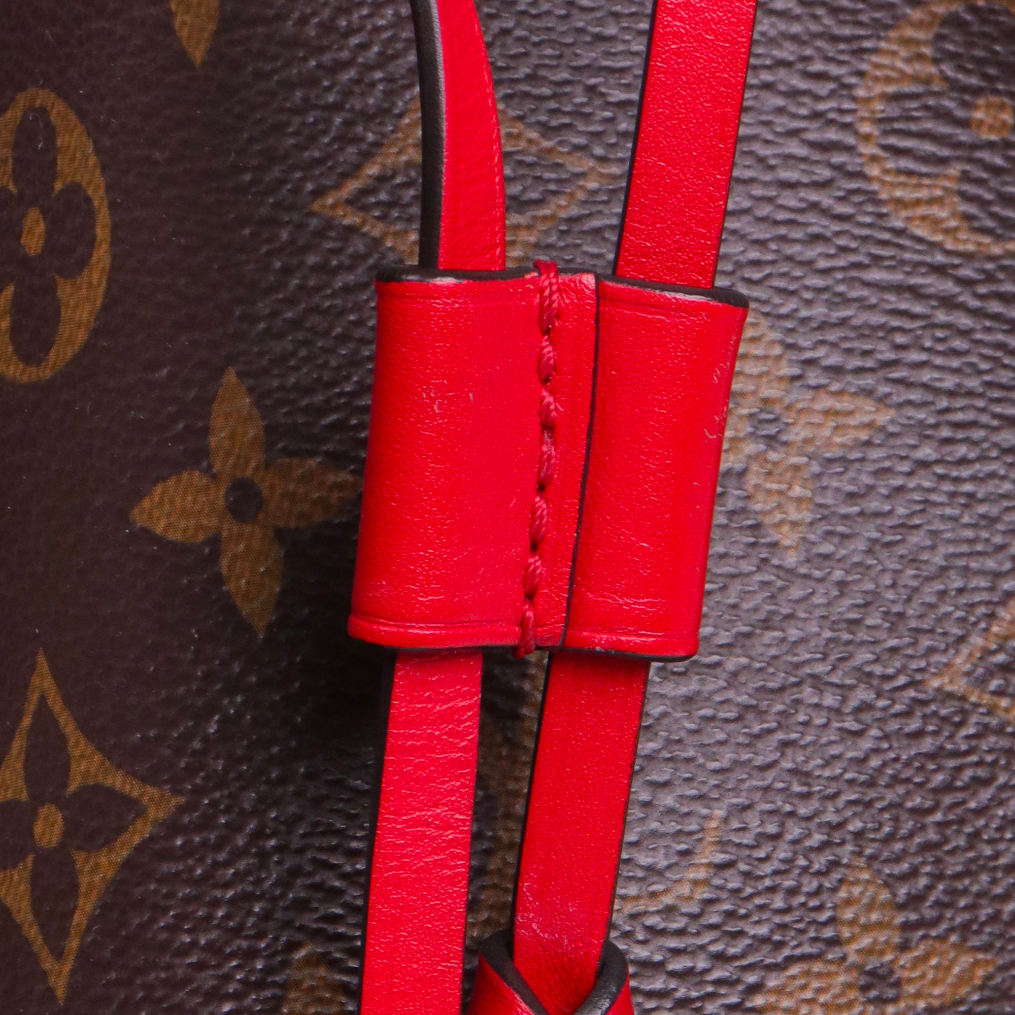 LOUIS VUITTON - Sac à épaule NéoNoé MM Louis Vuitton en toile monogramme et cuir rouge coquelicot