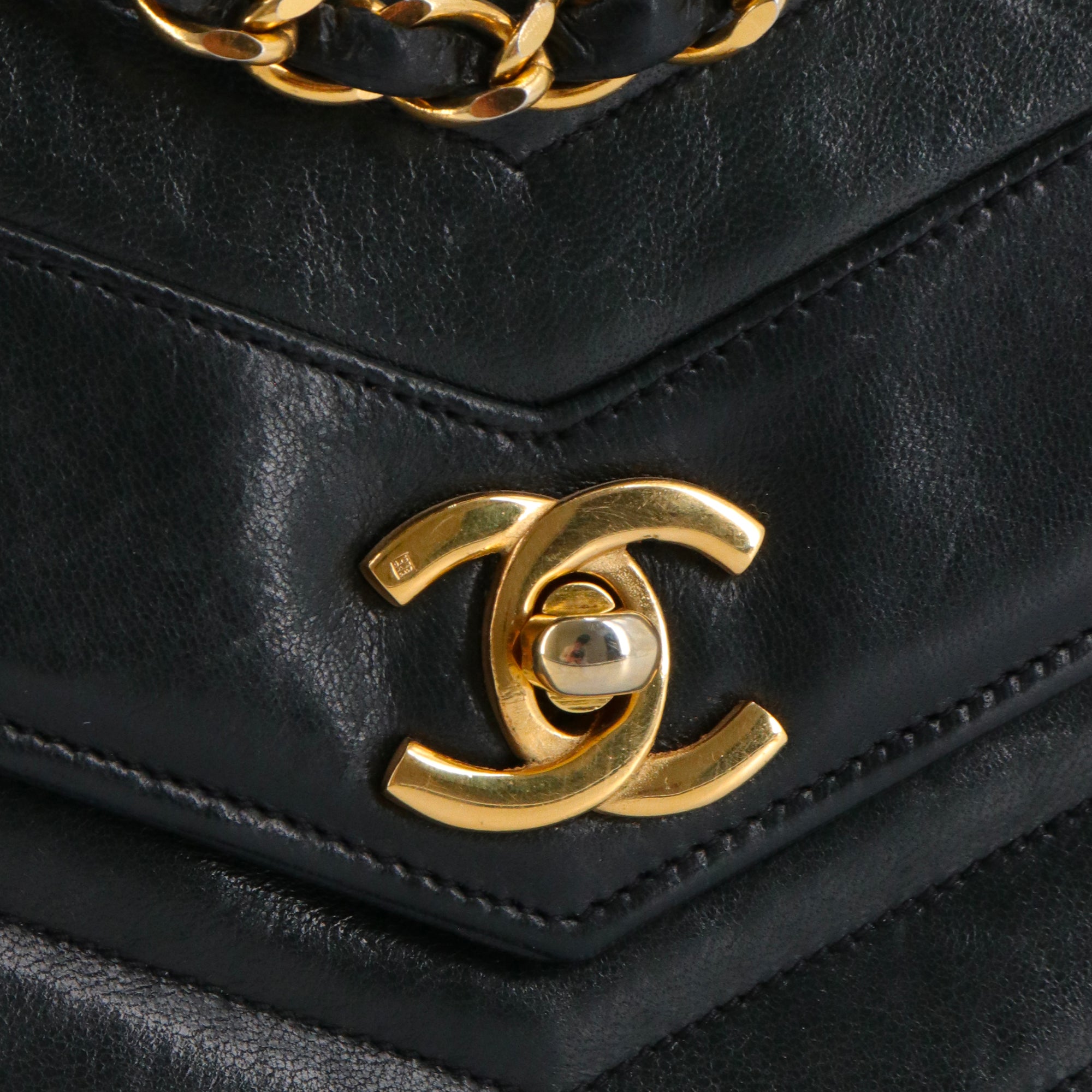 CHANEL - Sac à main Chanel en cuir chevron lisse noir vintage