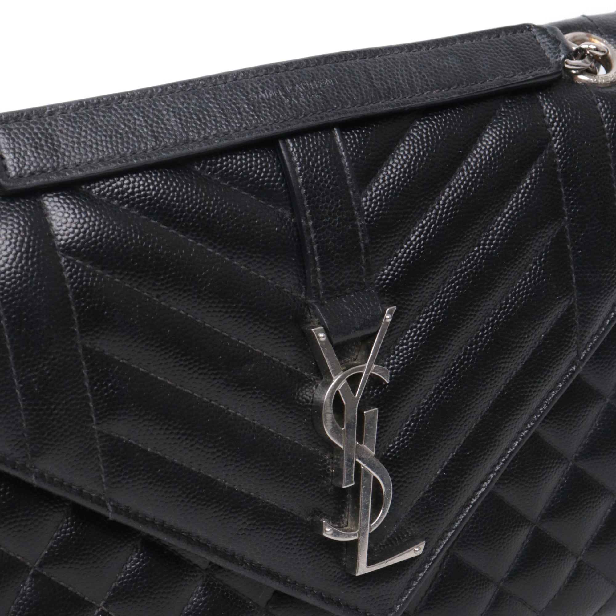 SAINT LAURENT - Sac à bandoulière Envelope Medium Saint Laurent en cuir matelassé grainé noir