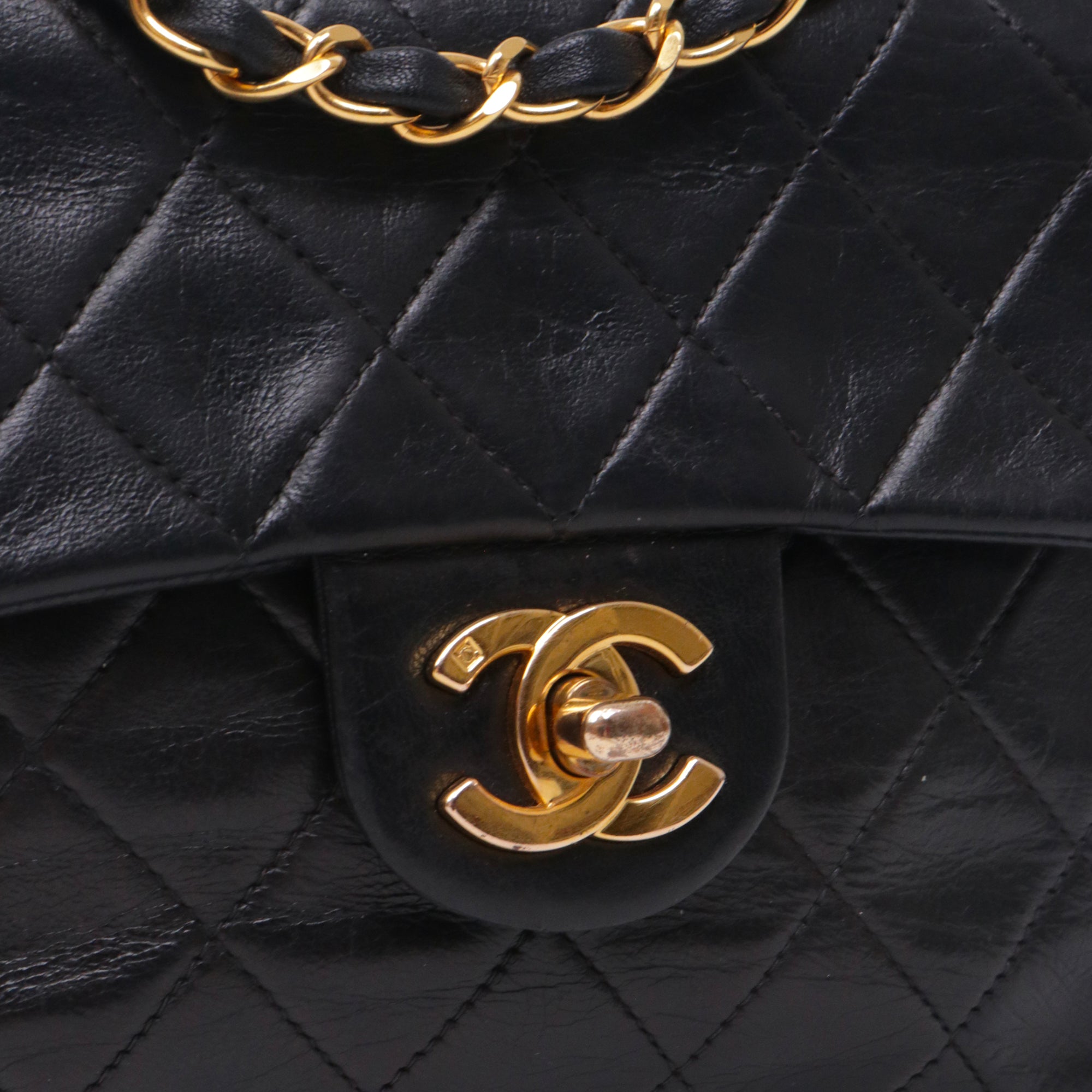 CHANEL - Sac à bandoulière Classique/Timeless Mini Square Chanel en cuir noir vintage