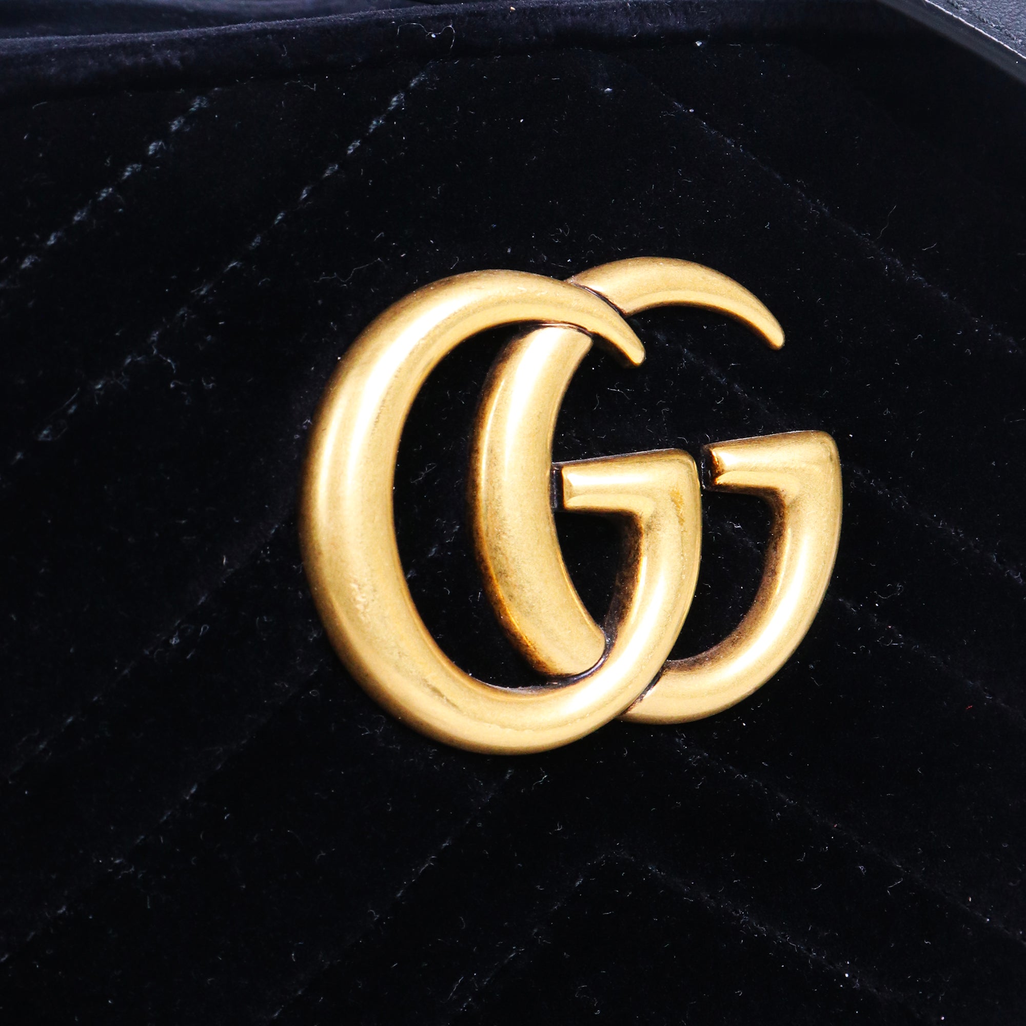 GUCCI - Marmont small size camera shoulder bag quilted in red velvet