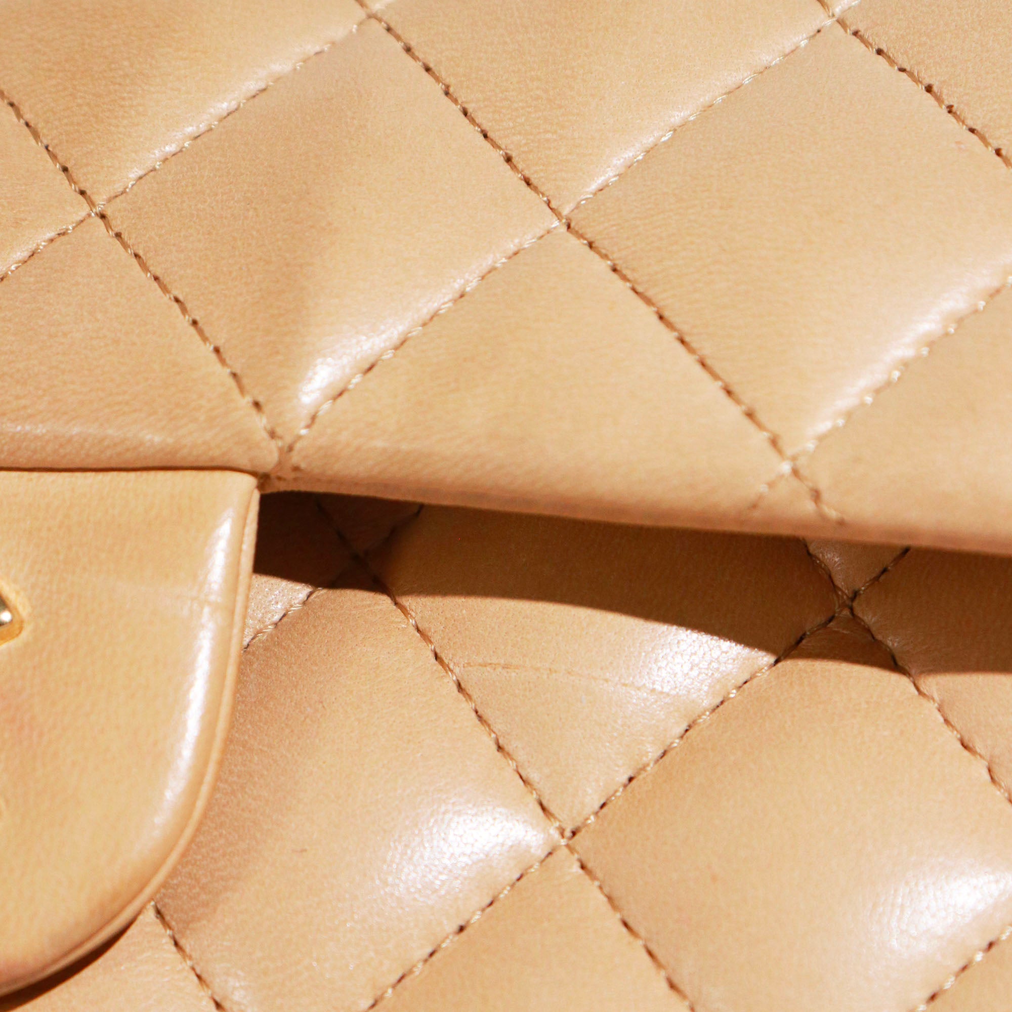 CHANEL - Sac à main Timeless 25 double flap en cuir matelassé beige