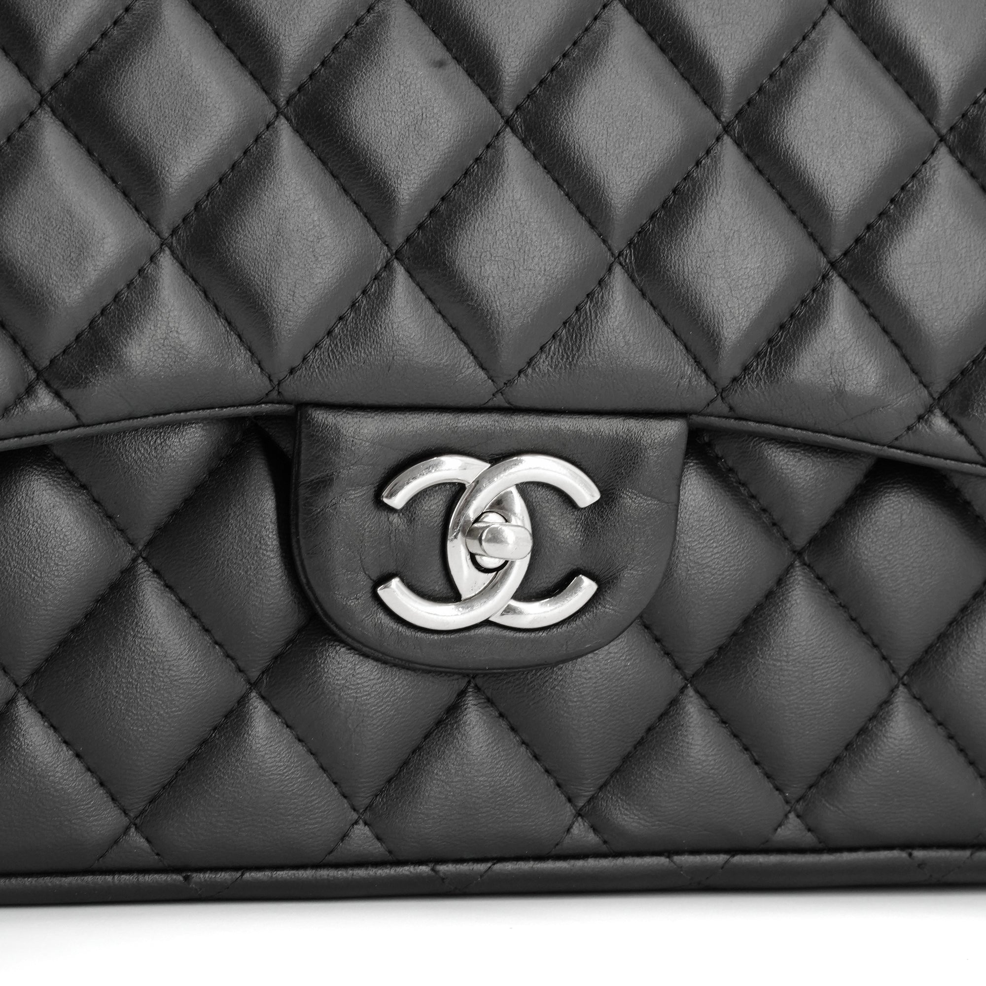 CHANEL - Sac à bandoulière Classique/Timeless Maxi Jumbo Chanel en cuir lisse noir