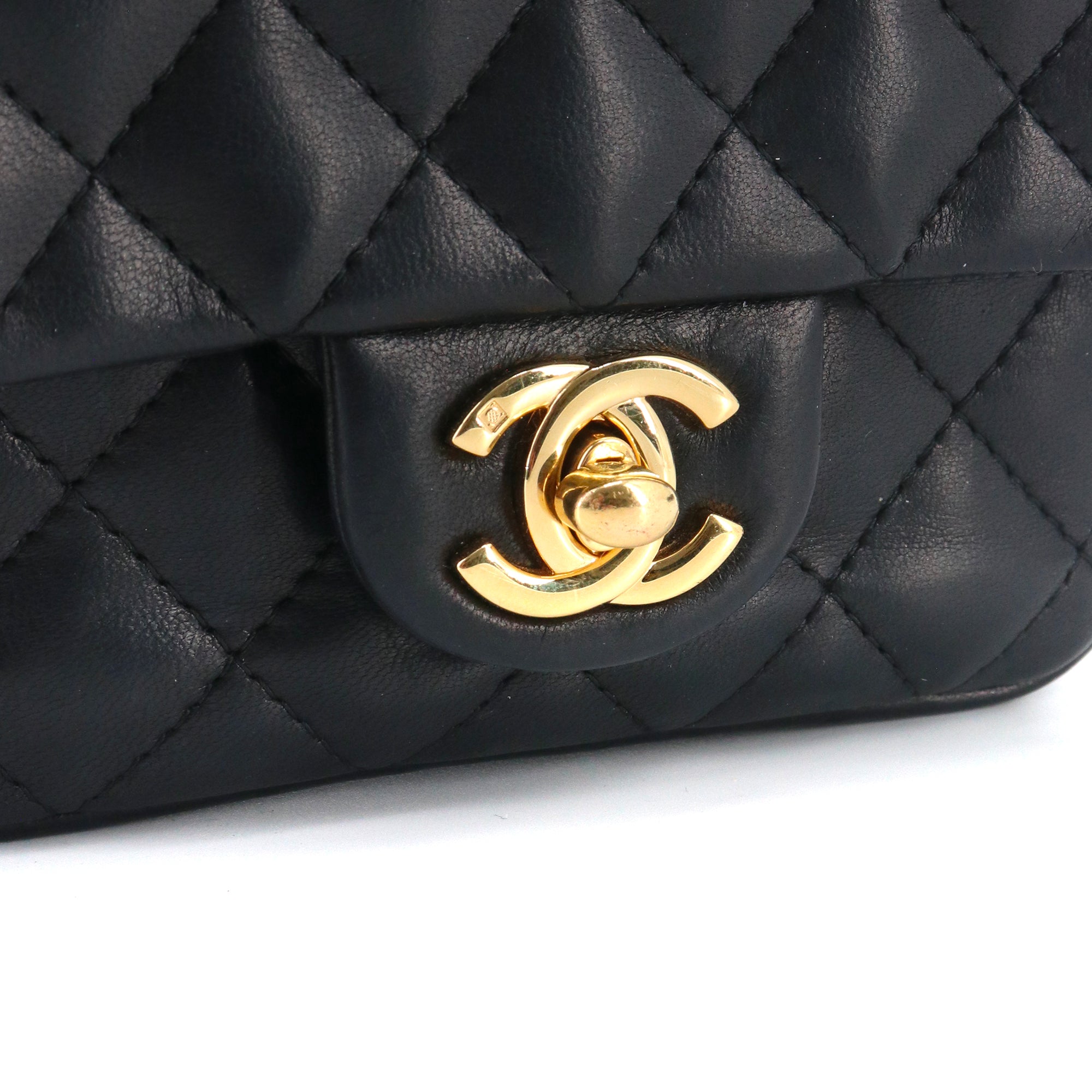 CHANEL - Sac à bandoulière Classique/Timeless micro Chanel en cuir lisse noir vintage