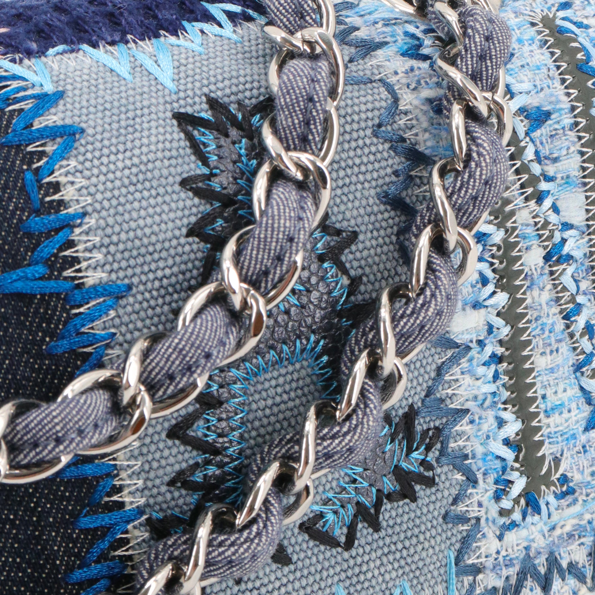 CHANEL - Sac à main Classique/Timeless Chanel simple flap Chanel en patchwork denim