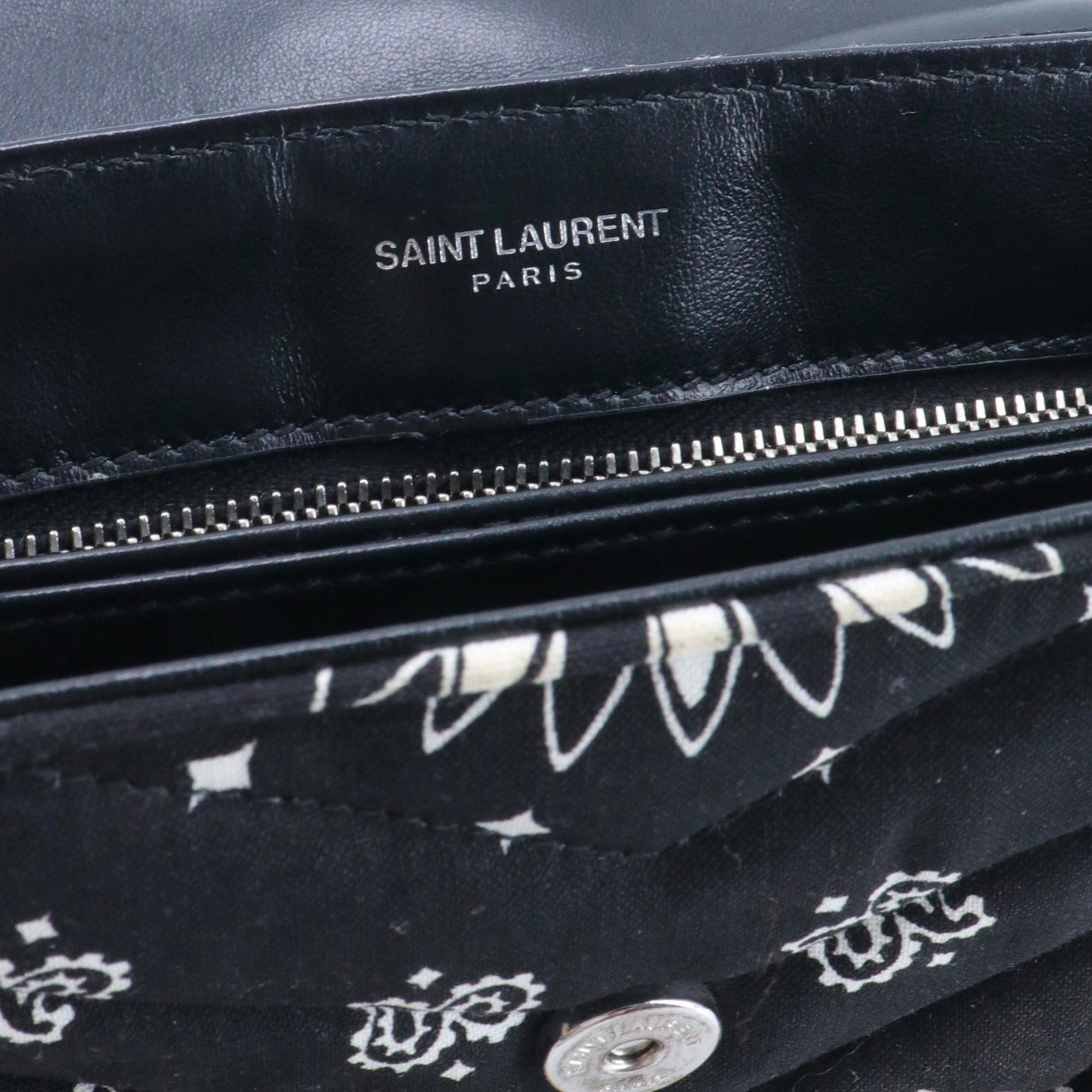 SAINT LAURENT - Sac à bandoulière Loulou Toy Saint Laurent en toile noire bandana