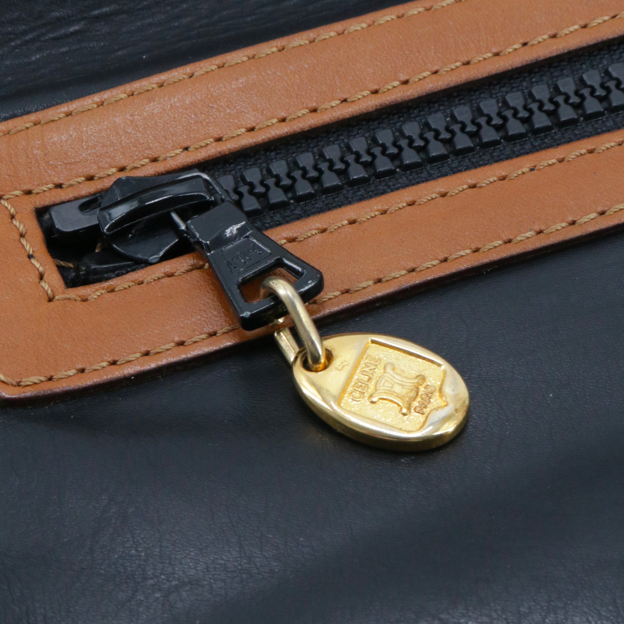 CELINE - Pochette Triomphe Celine en cuir noir vintage