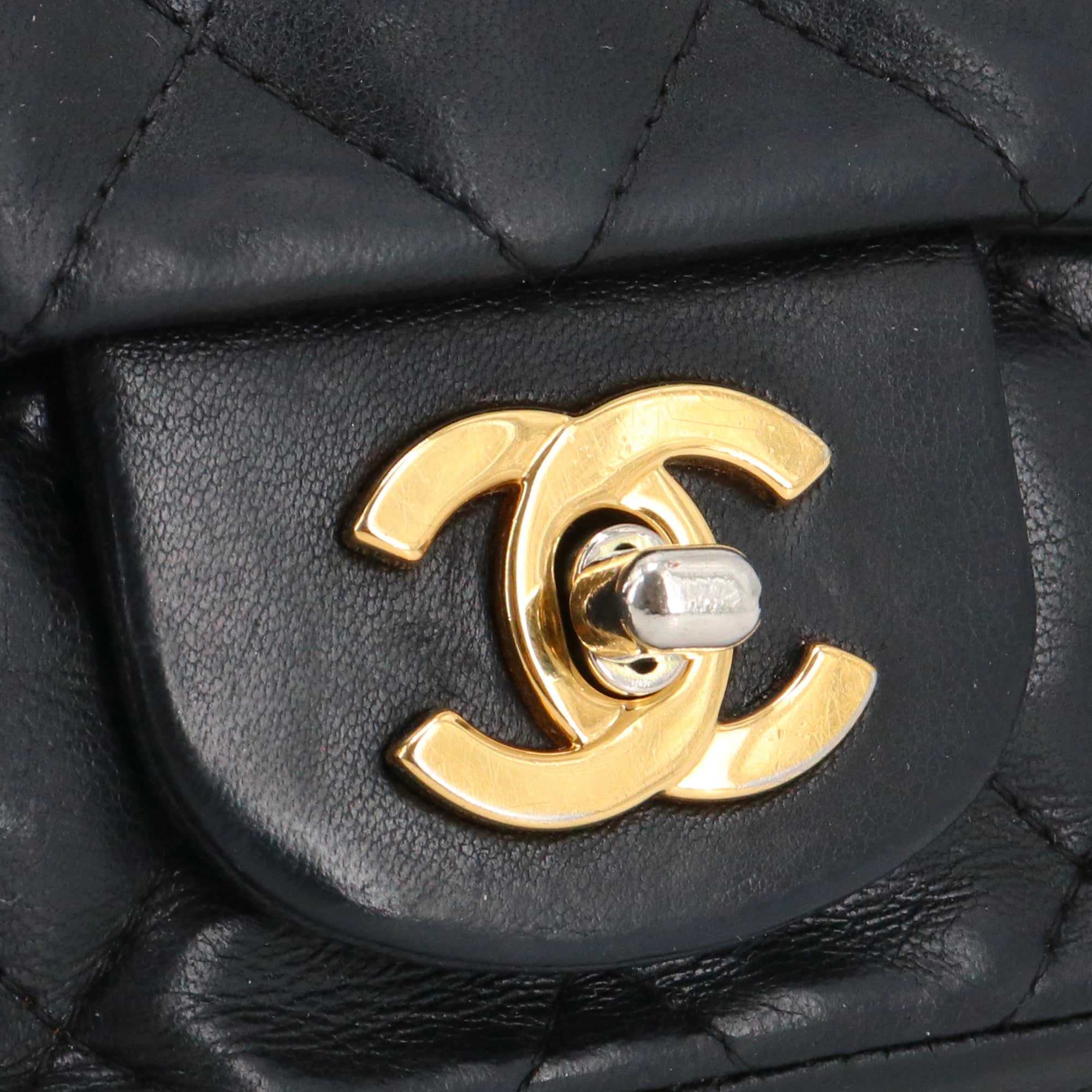 CHANEL - Sac à bandoulière Timeless Mini Square Chanel en cuir noir
