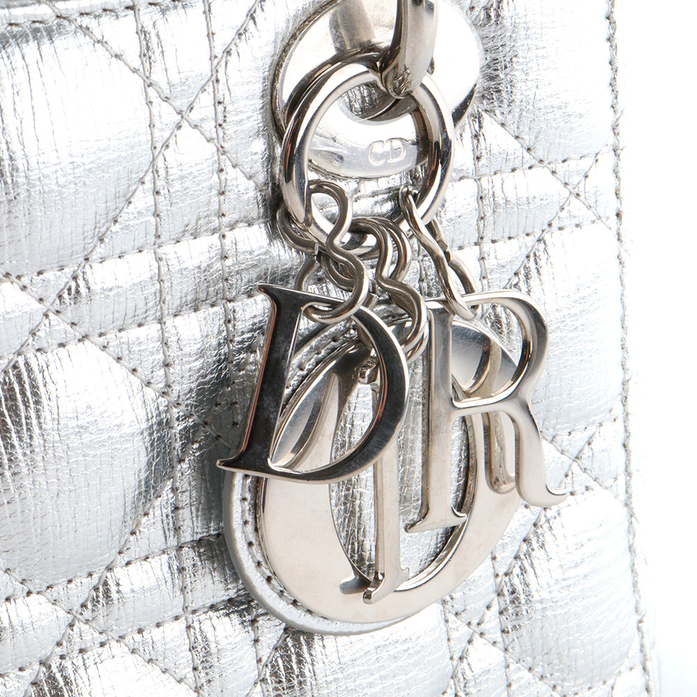 DIOR - Sac à bandoulière Lady Dior small en cuir argenté