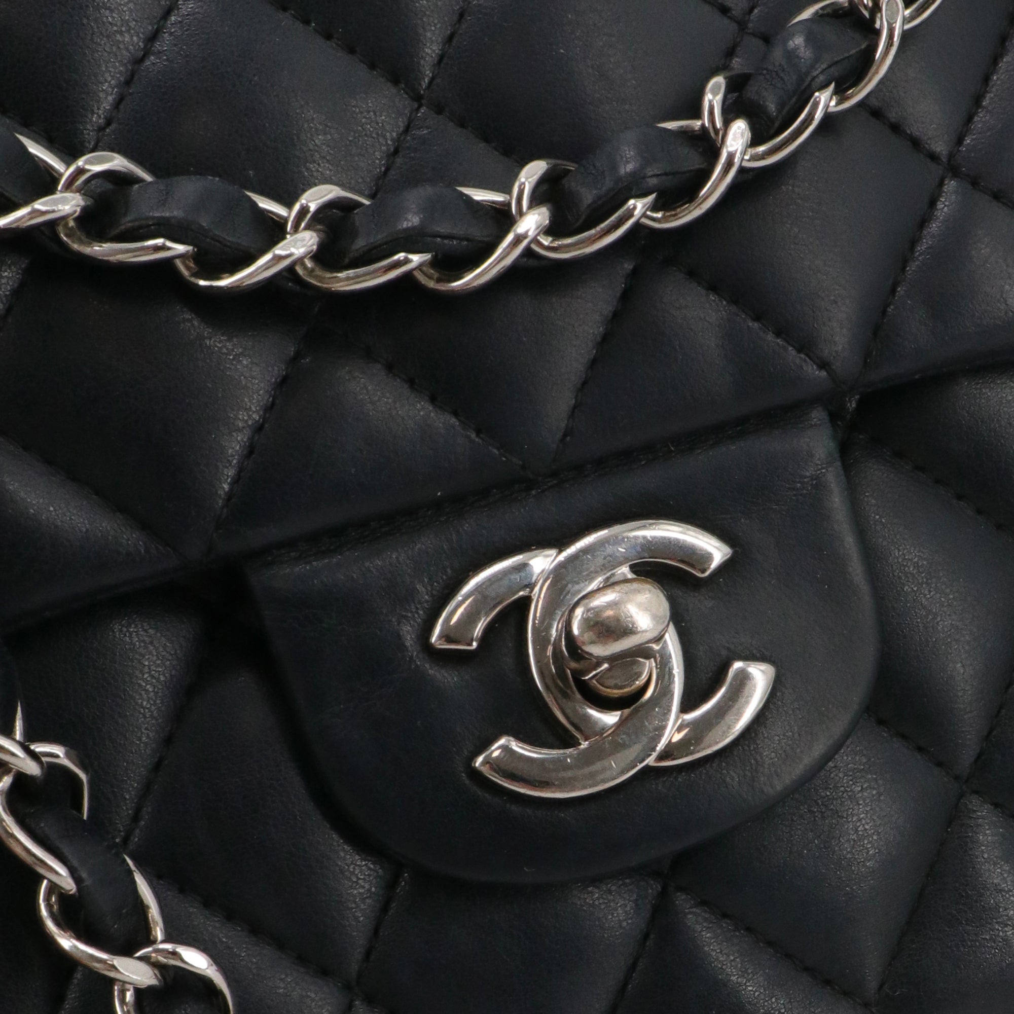 CHANEL - Sac à main Timeless/Classique Chanel 11.12 double flap Chanel en cuir lisse noir