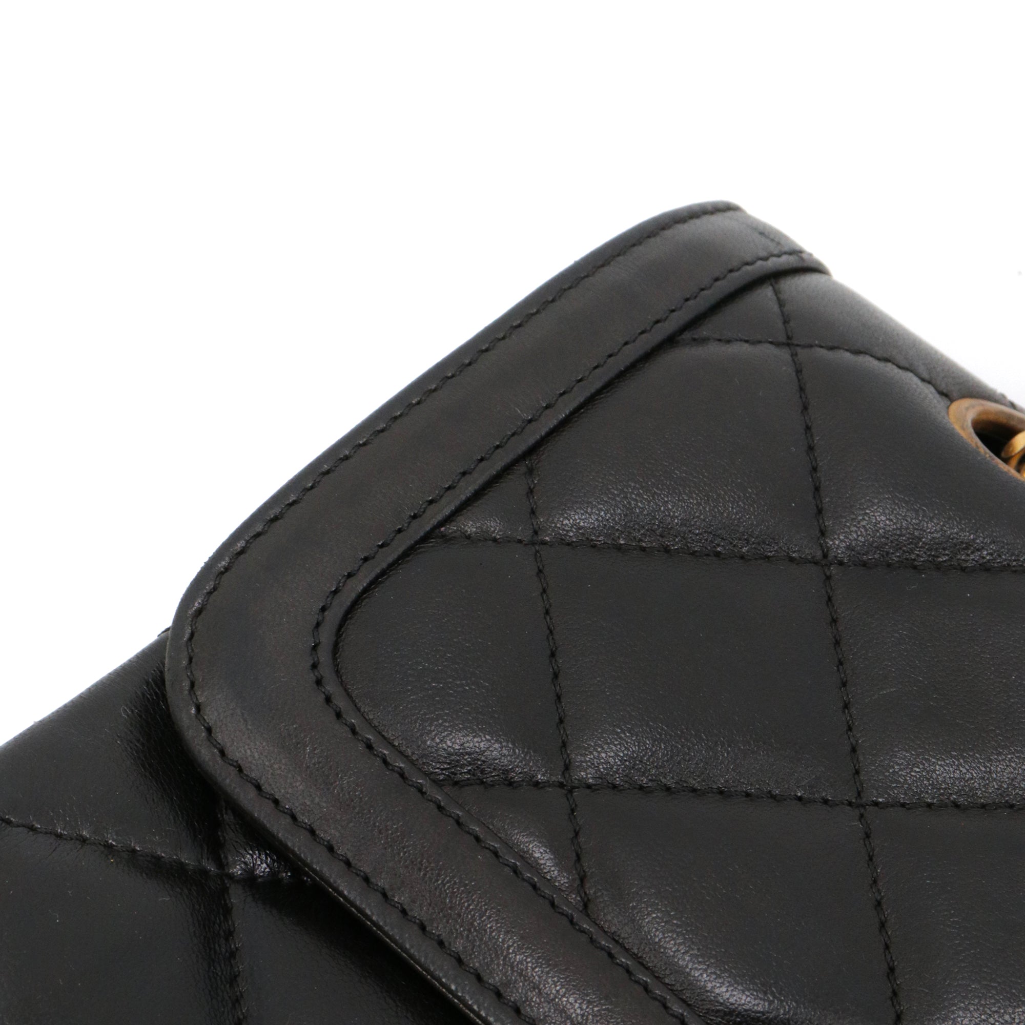 CHANEL - Sac à main Paris Double Flap Chanel en cuir matelassé noir vintage