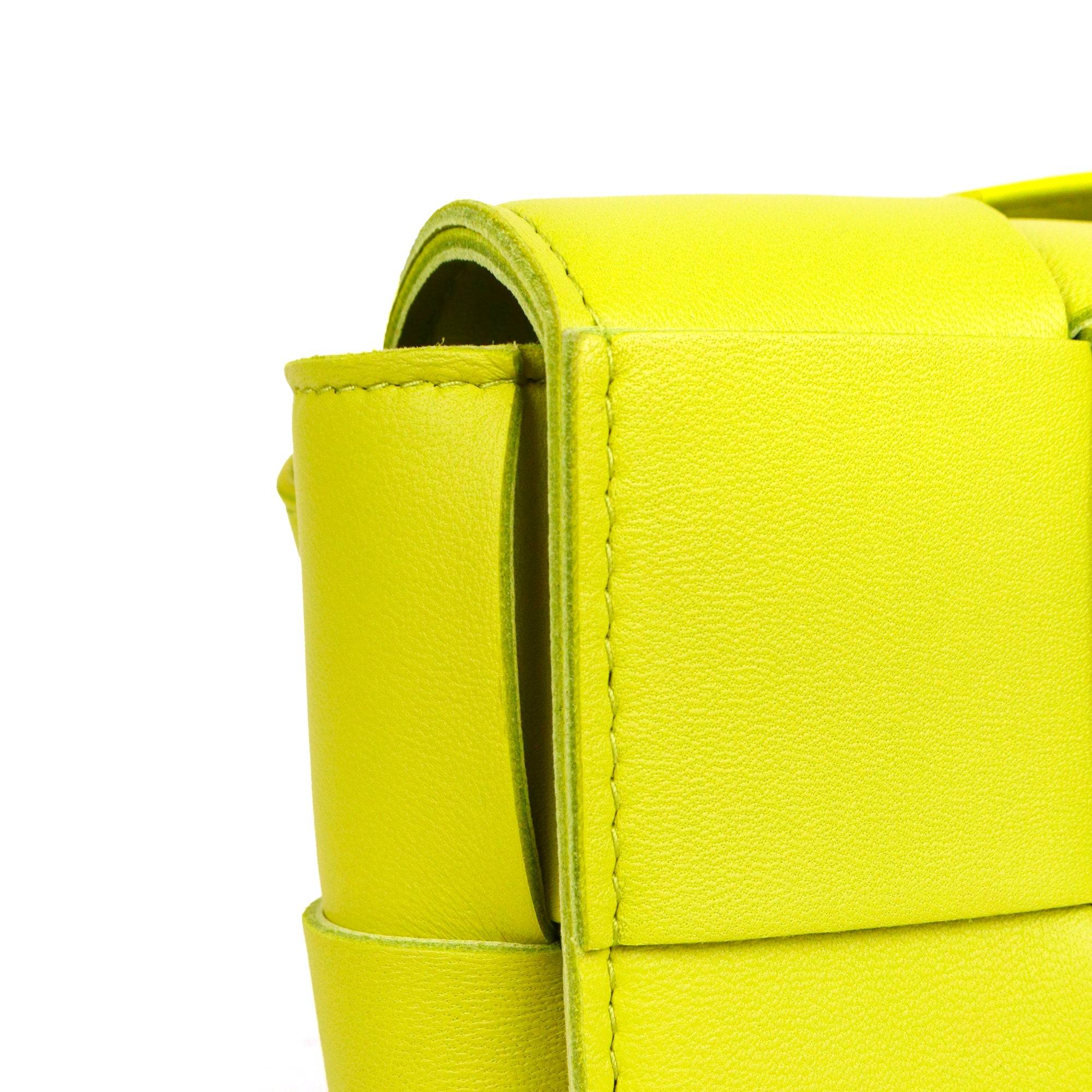 BOTTEGA VENETA - Sac ceinture Cassette mini Bottega Veneta en cuir lisse anis