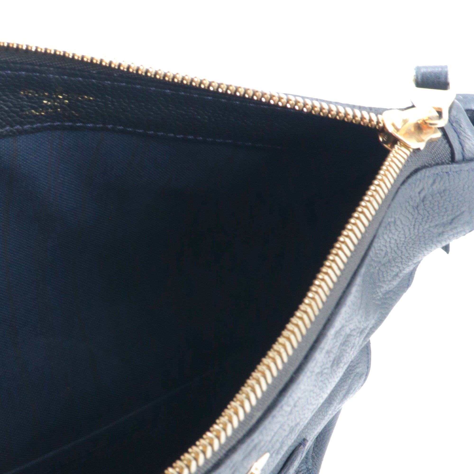 LOUIS VUITTON - Pochette Pétillante Louis Vuitton en cuir empreinte bleu marine