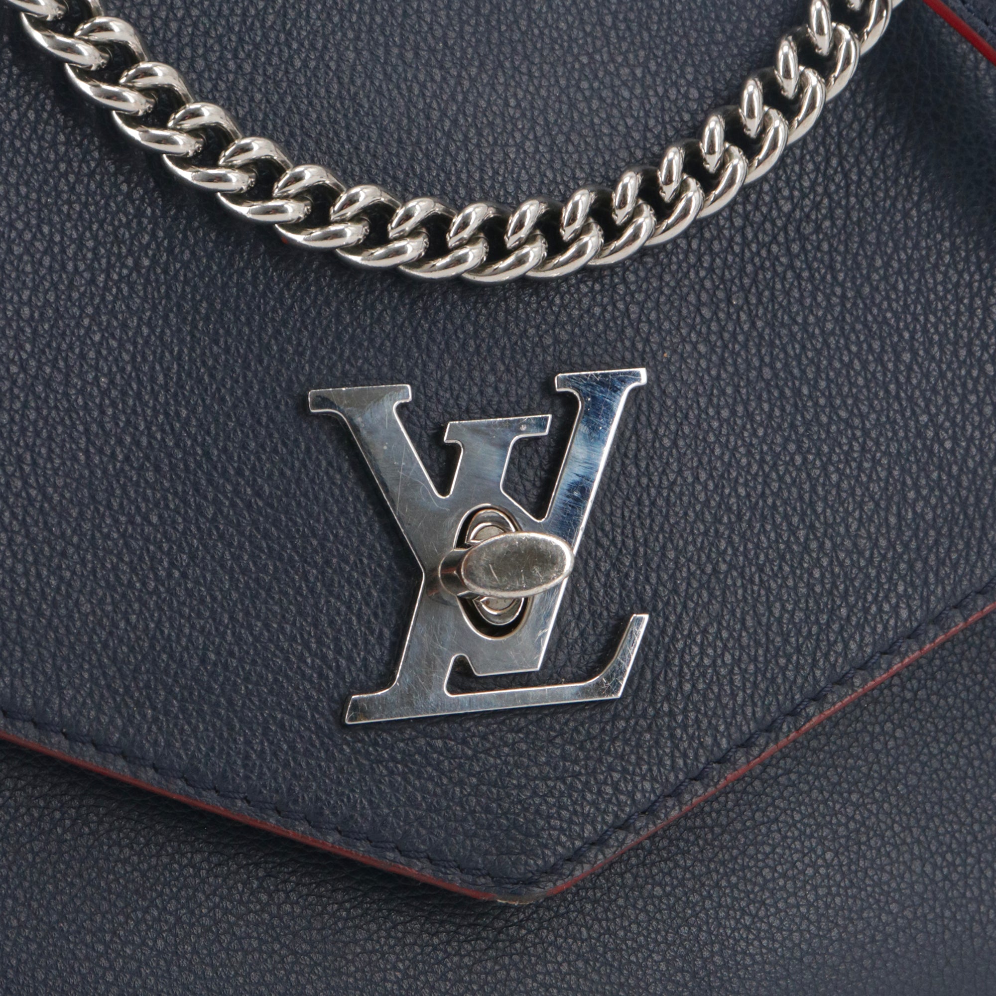 LOUIS VUITTON - Sac à main Mylockme Louis Vuitton en cuir grainé bleu marine