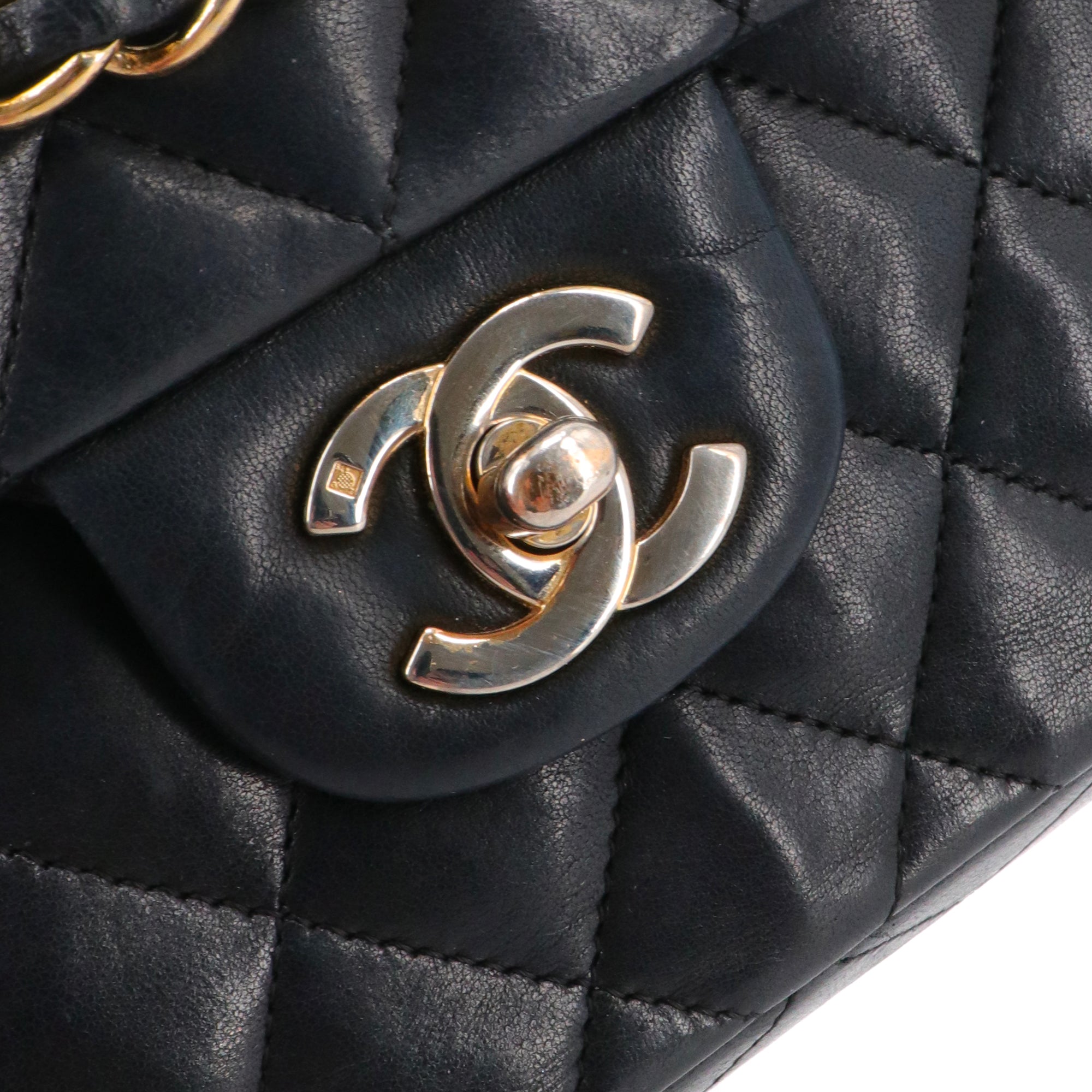 CHANEL - Sac à main Classique/Timeless 23 Chanel double flap en cuir matelassé noir