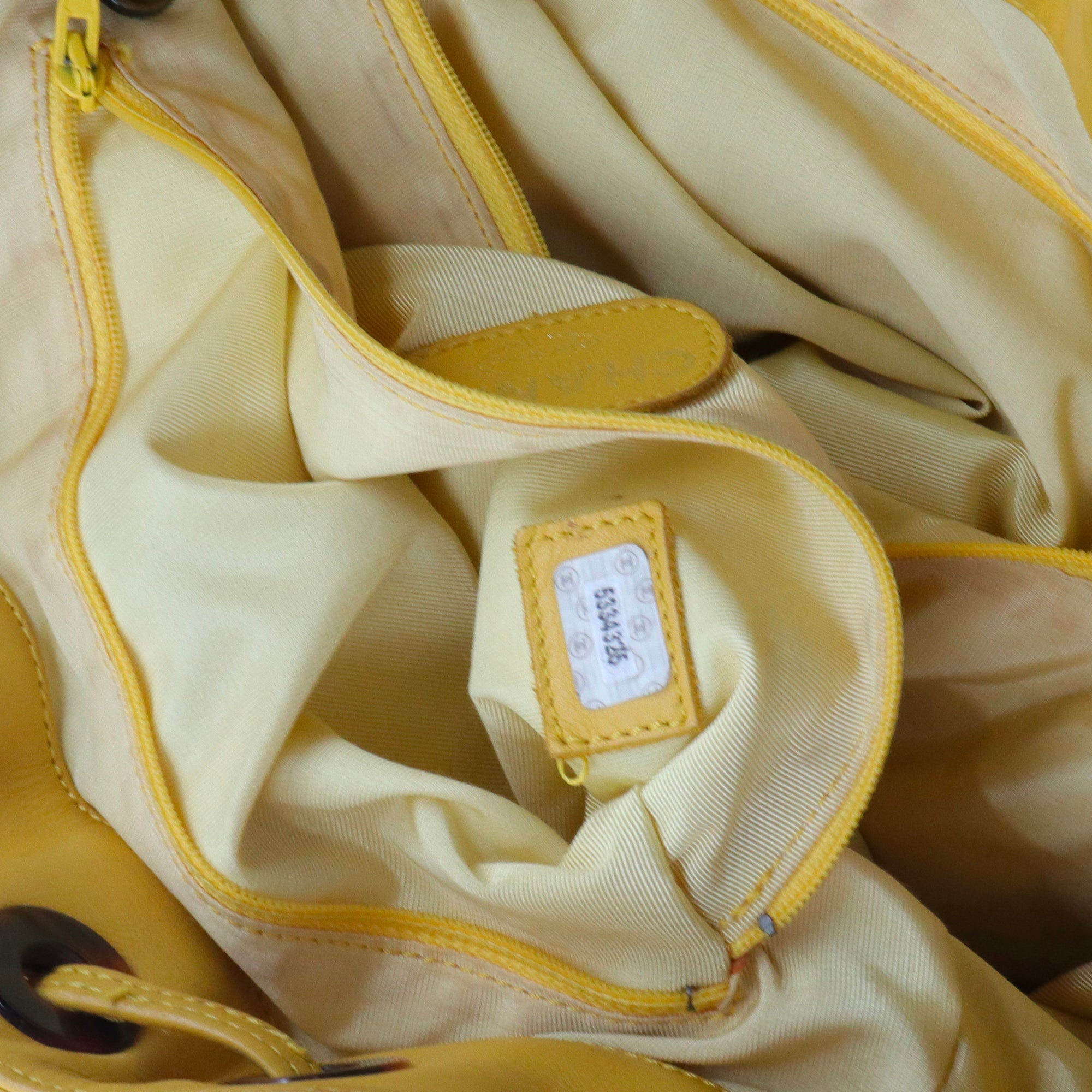 CHANEL - Sac à main Drawstring Ring Handle Chanel en cuir jaune vintage