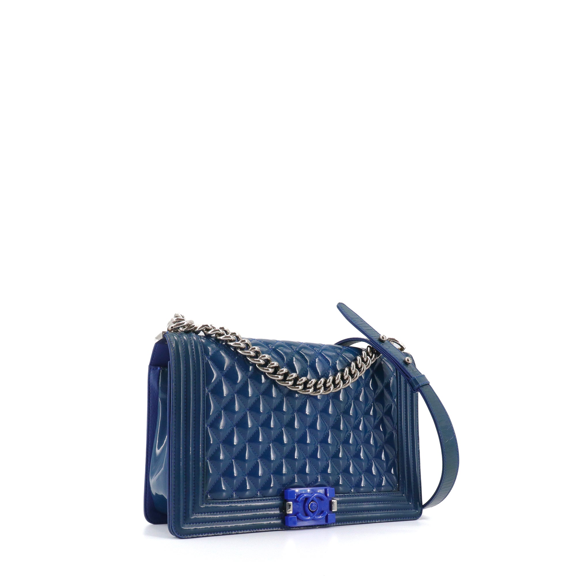 CHANEL - Sac à bandoulière Boy Chanel en cuir verni bleu