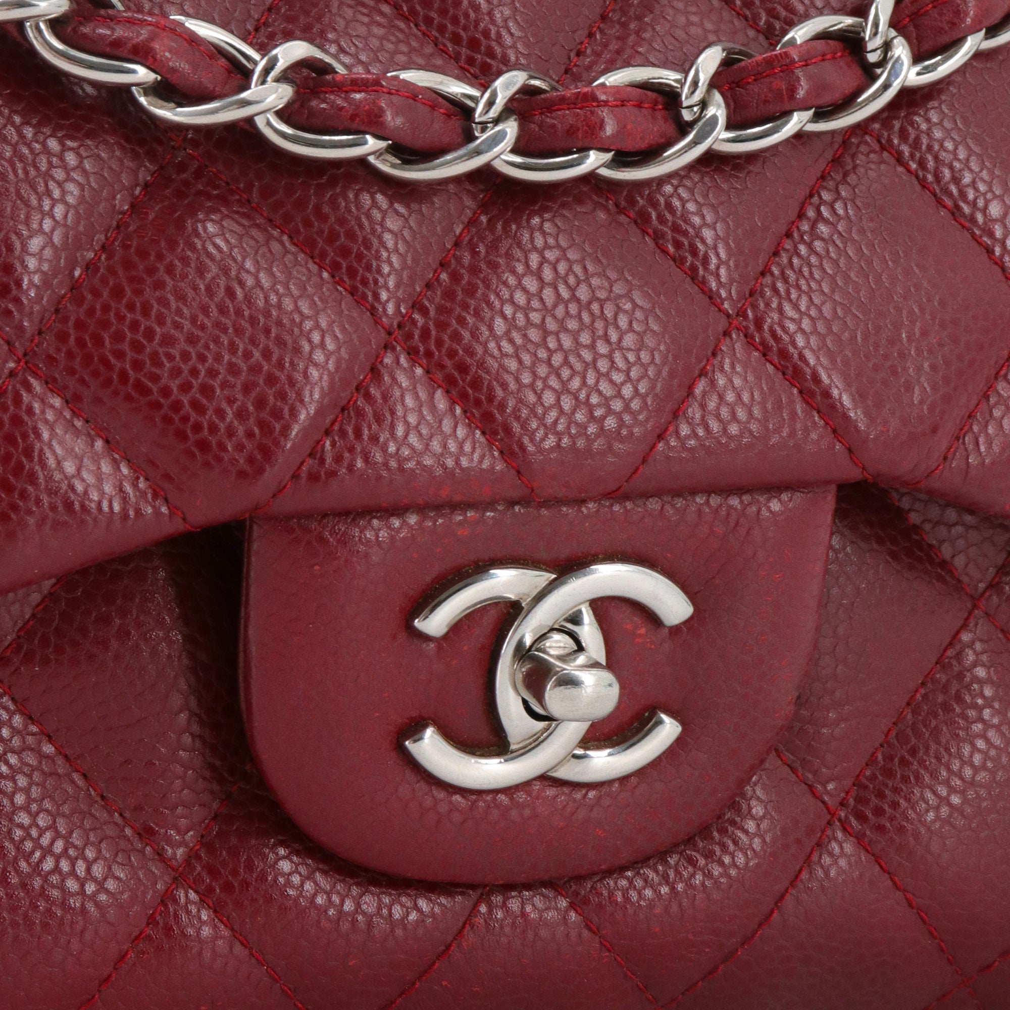 CHANEL - Sac à bandoulière Classique/Timeless Jumbo Chanel en cuir caviar bordeaux