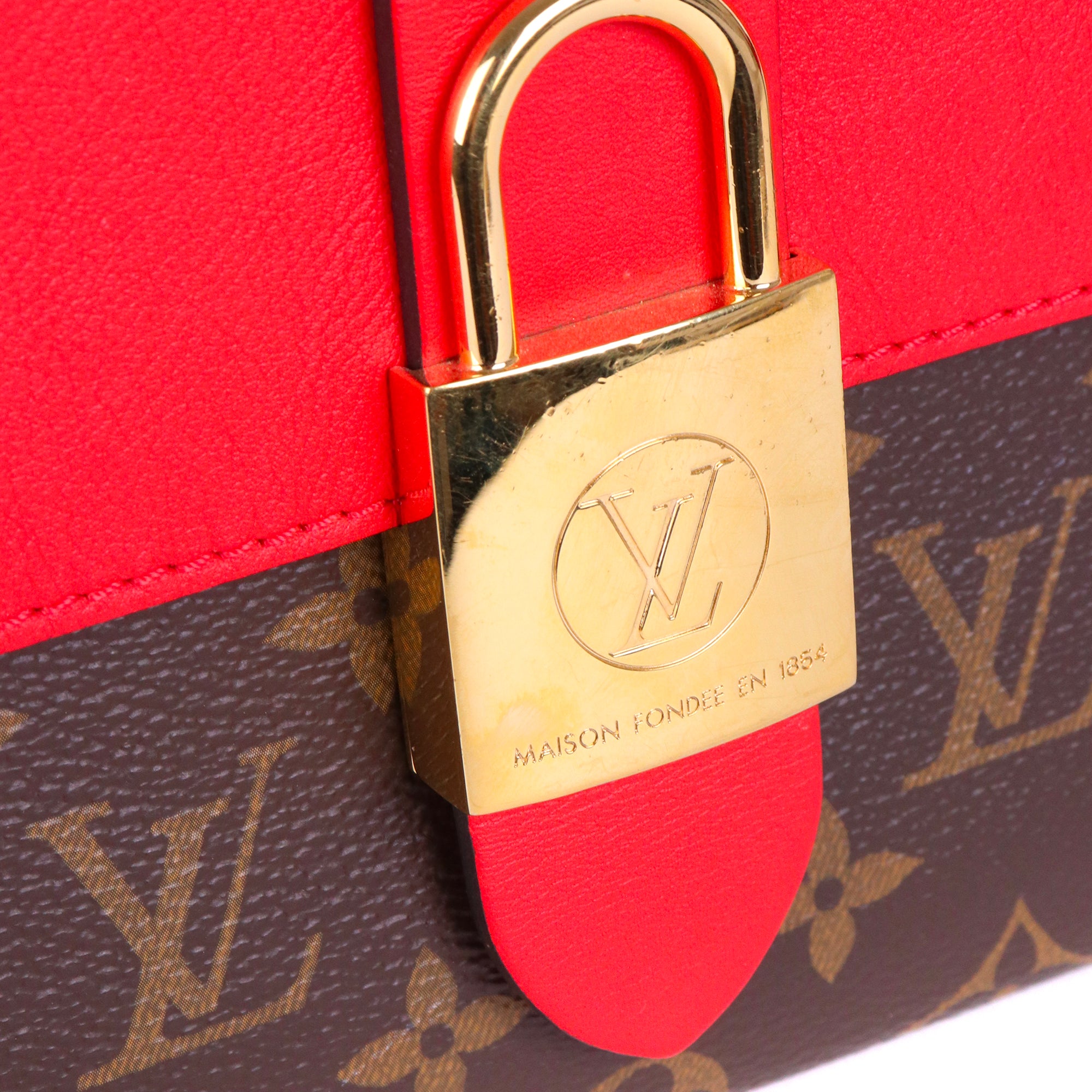 LOUIS VUITTON - Sac à bandoulière Locky BB Louis Vuitton en toile monogrammée et cuir rouge