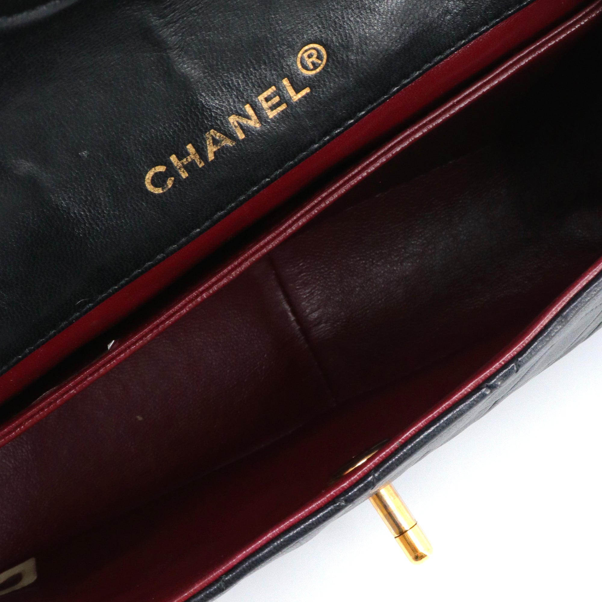 CHANEL - Sac à bandoulière Simple Flap à rabat Chanel en cuir matelassé noir vintage