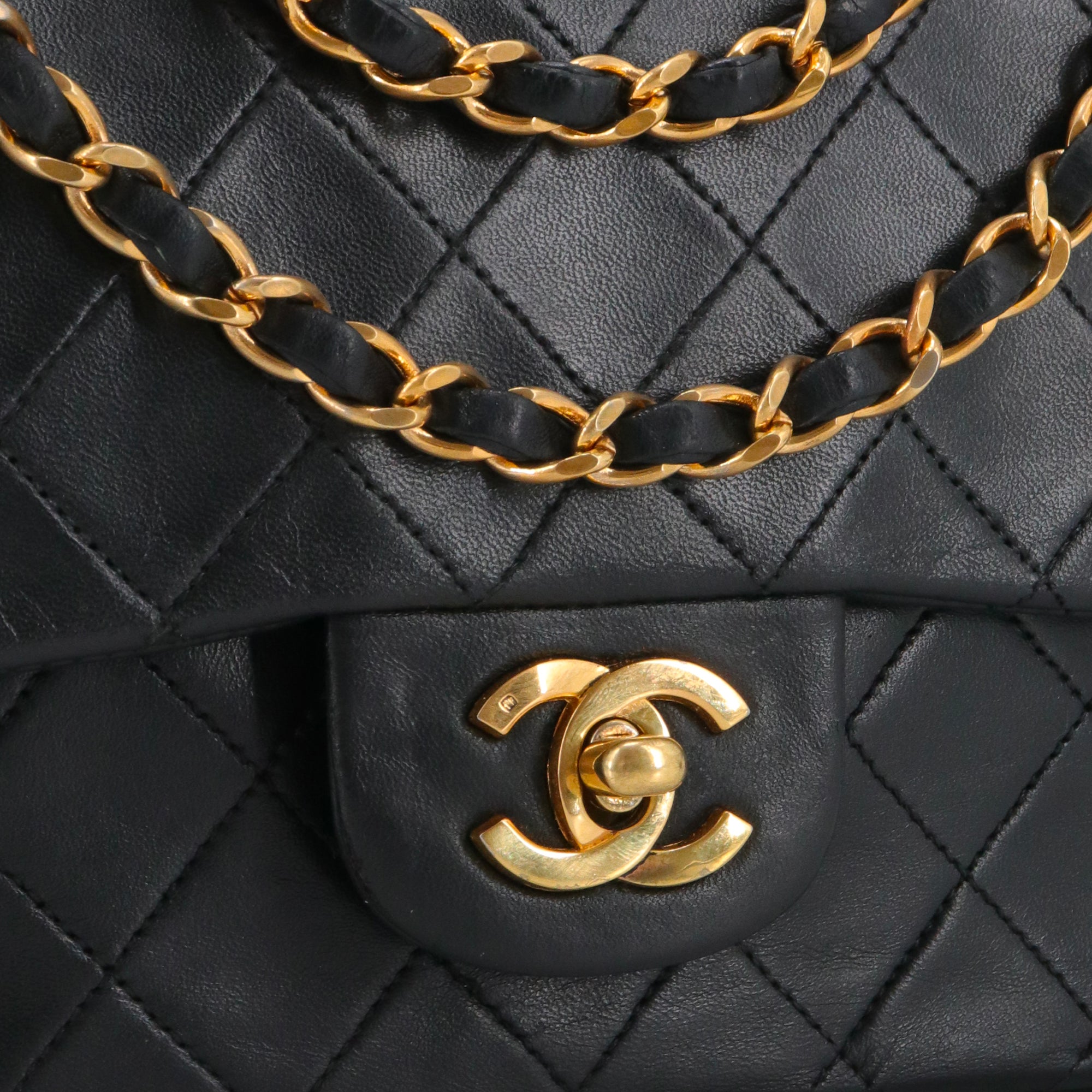CHANEL - Sac à bandoulière Classique/Timeless small Chanel en cuir lisse noir vintage