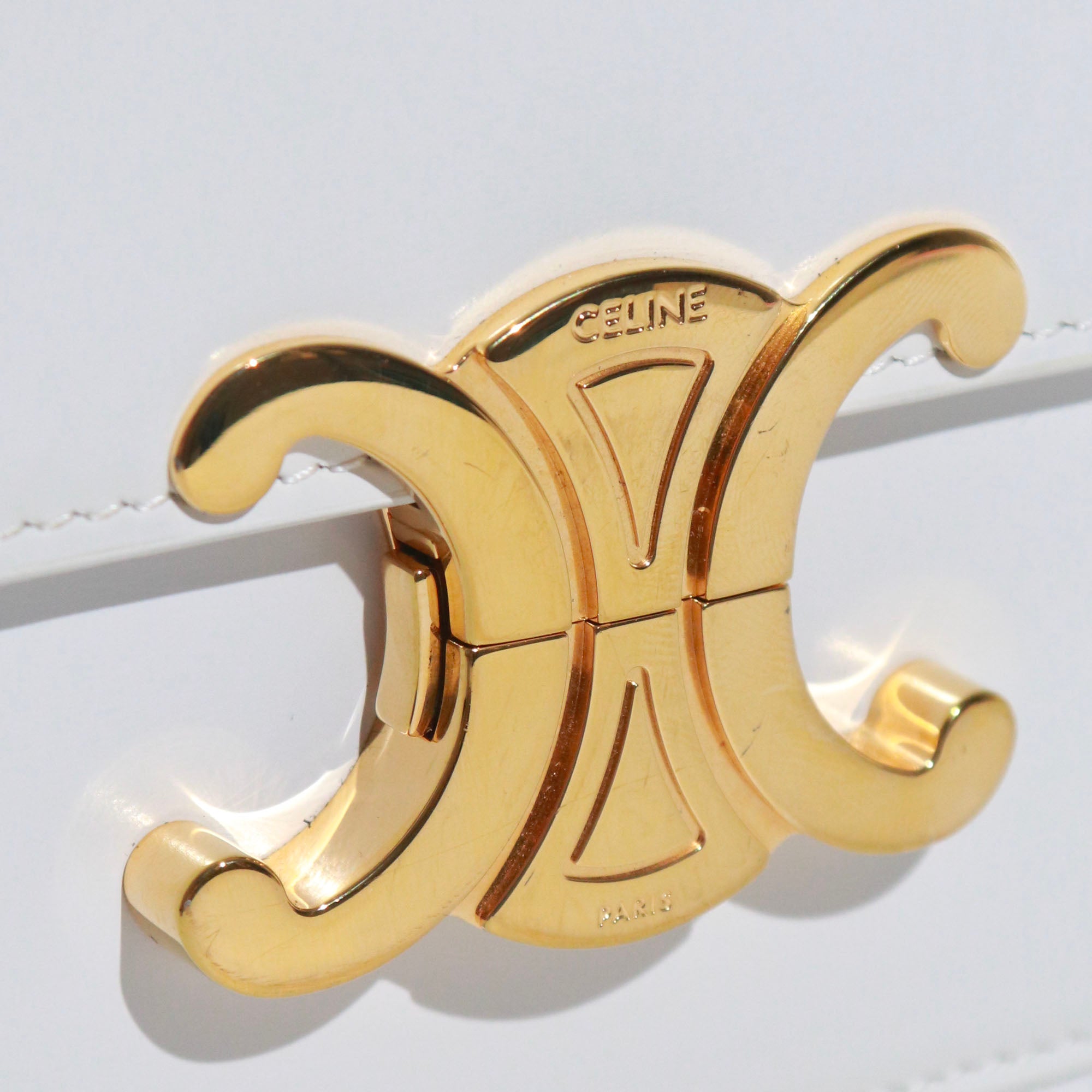 CELINE - Sac à bandoulière Triomphe teen en cuir box blanc artique