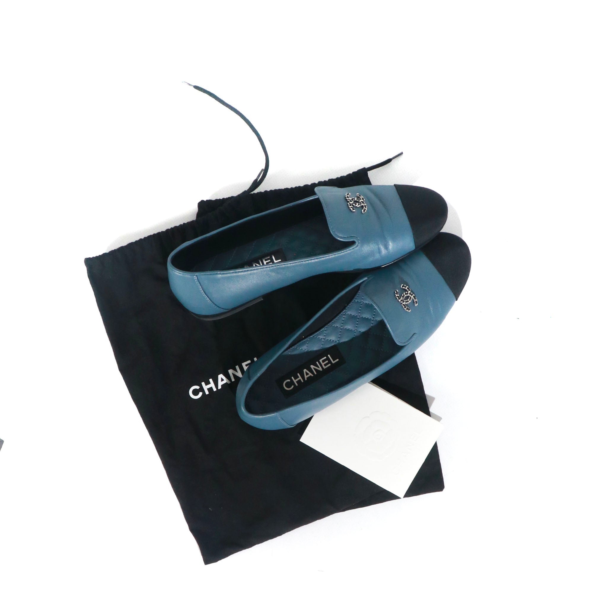 CHANEL - Mocassins en cuir lisse bleu (T38)