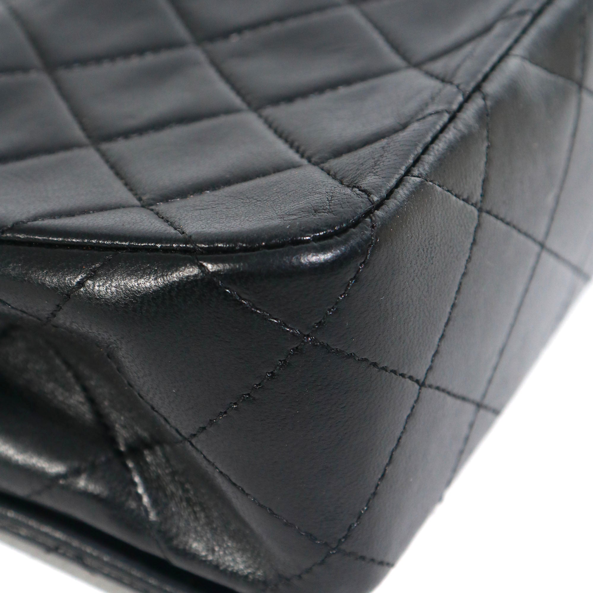 CHANEL - Sac à bandoulière Mademoiselle vintage Chanel en cuir matelassé noir